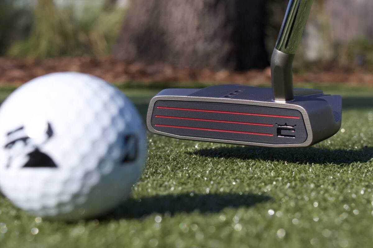 ボール前で構えたコブラMIMパターのフェース