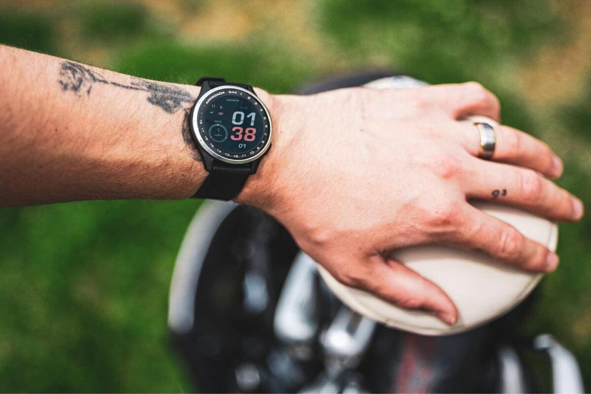 Garmin Approach S44 GPSゴルフウォッチ装着シーン