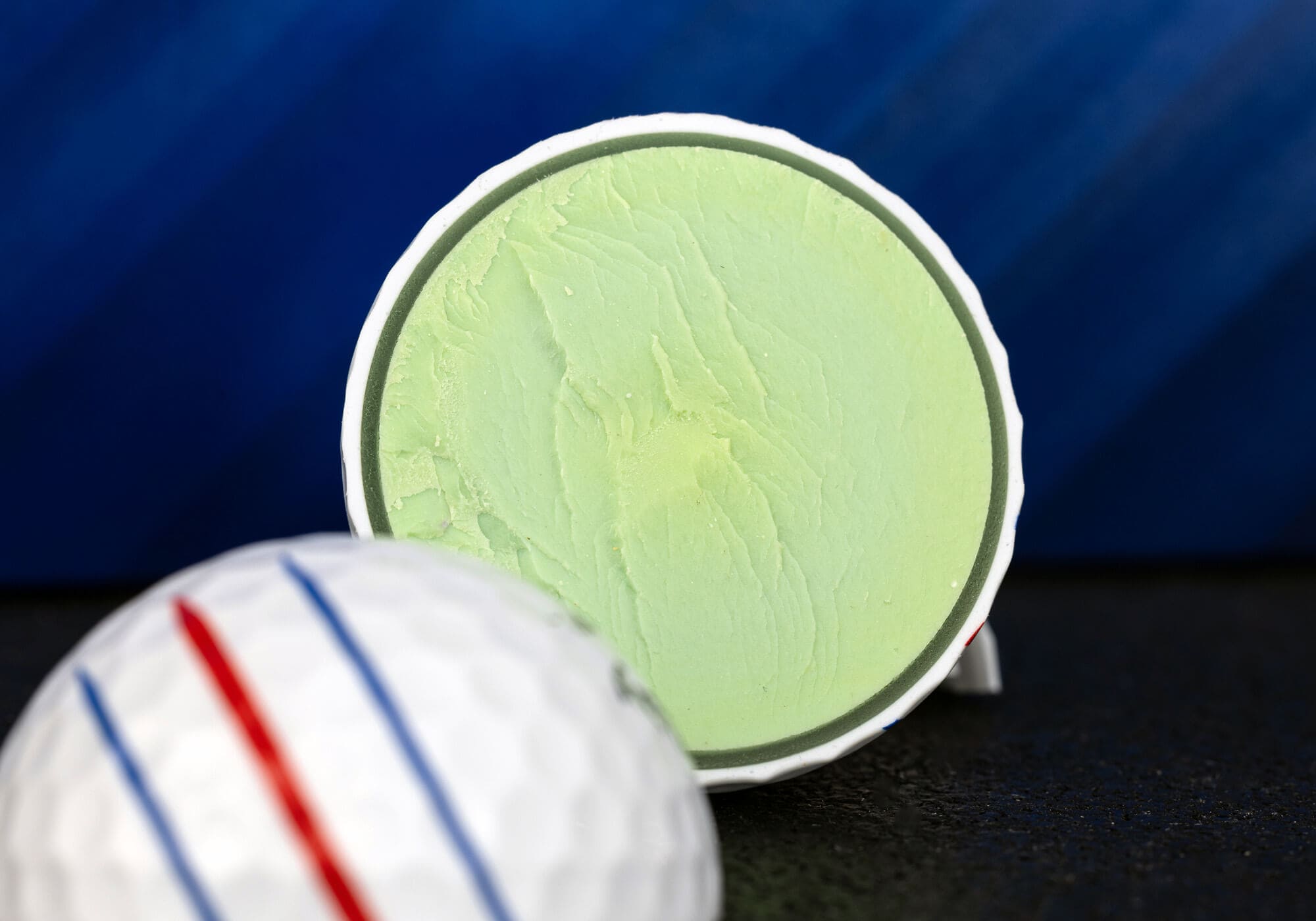 キャロウェイ「E･R･C SOFT」ゴルフボールの内部構造をカットした断面図