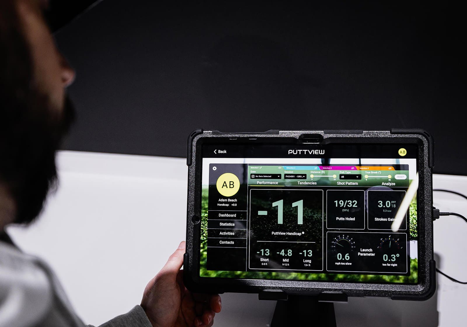 PuttViewのタブレット画面に表示されたパッティング解析データ。パット数、ストロークゲイン、ショート・ミドル・ロング別のスコアがリアルタイムで確認可能。