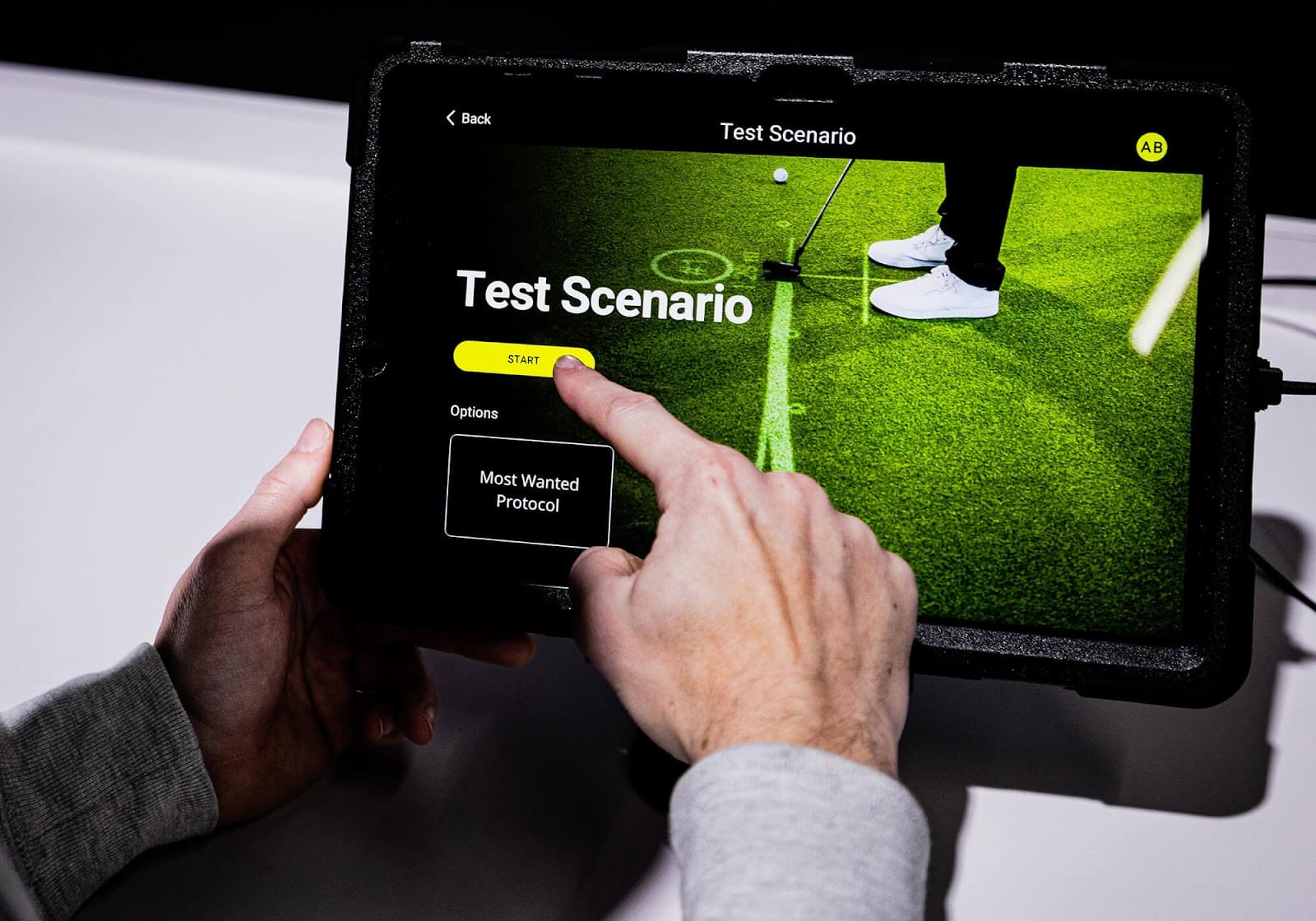 タブレットのPuttView画面で「Test Scenario（テストシナリオ）」を起動する様子。パター検証用の「Most Wanted Protocol」も選択可能。