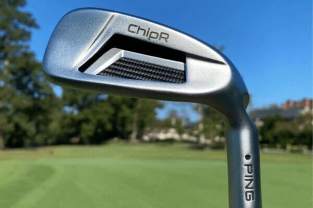 PING ChipR チッパーのフェース側とバックフェースをクローズアップ。グリーン周りのアプローチに最適なクラブ。