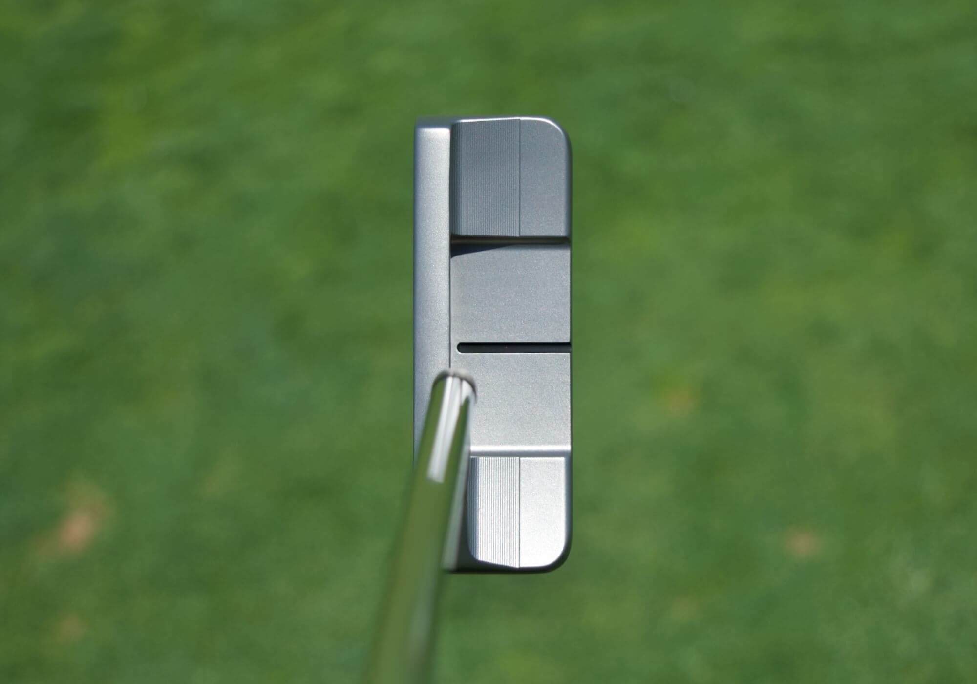 ボールに構えた際の視点から見たPXG「Hellcat ZT」パター。ラインが明確でアライメントがしやすい。
