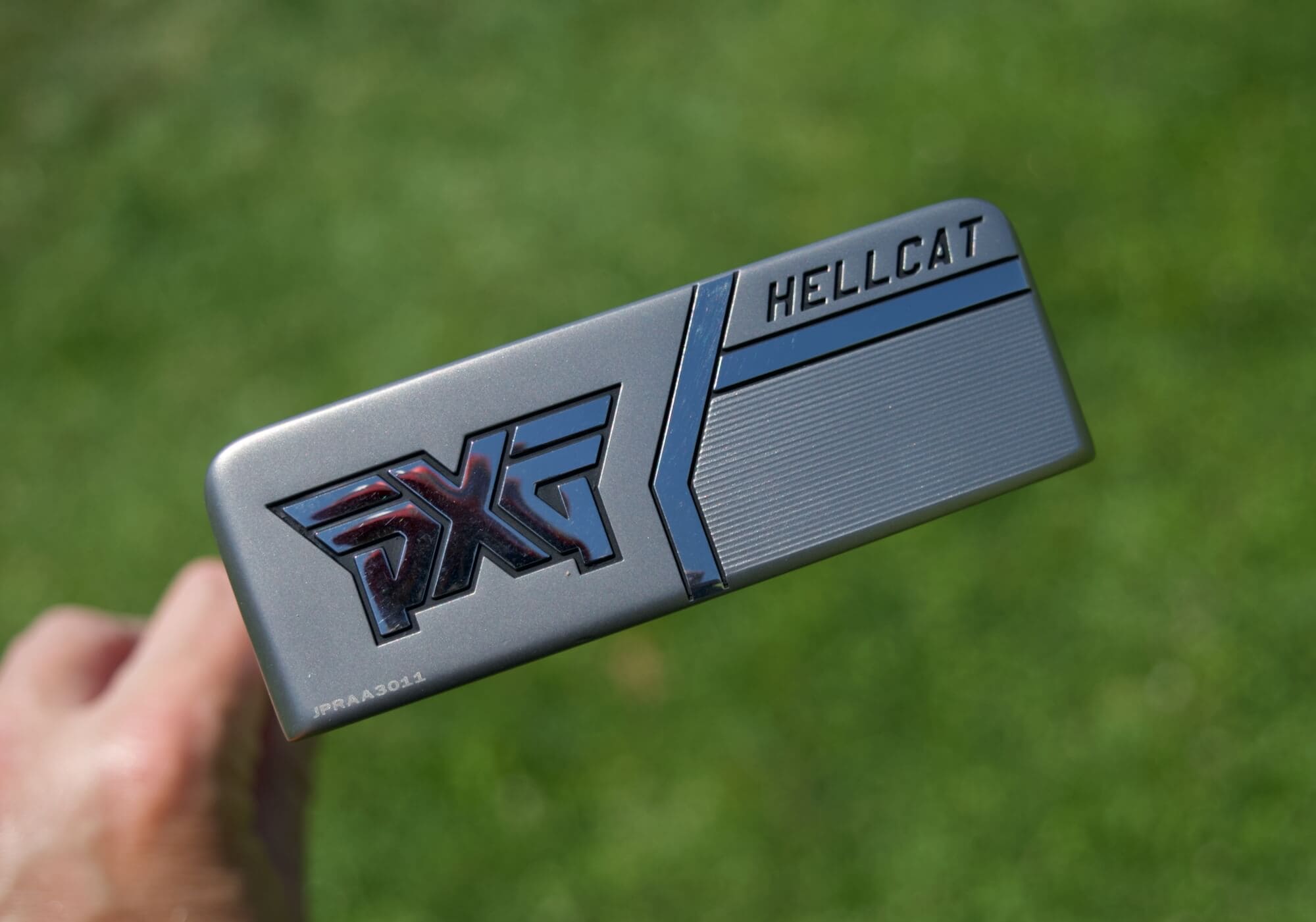PXG「Hellcat ZT」パターのフェースに刻まれたロゴとモデル名が鮮明に見えるクローズアップショット