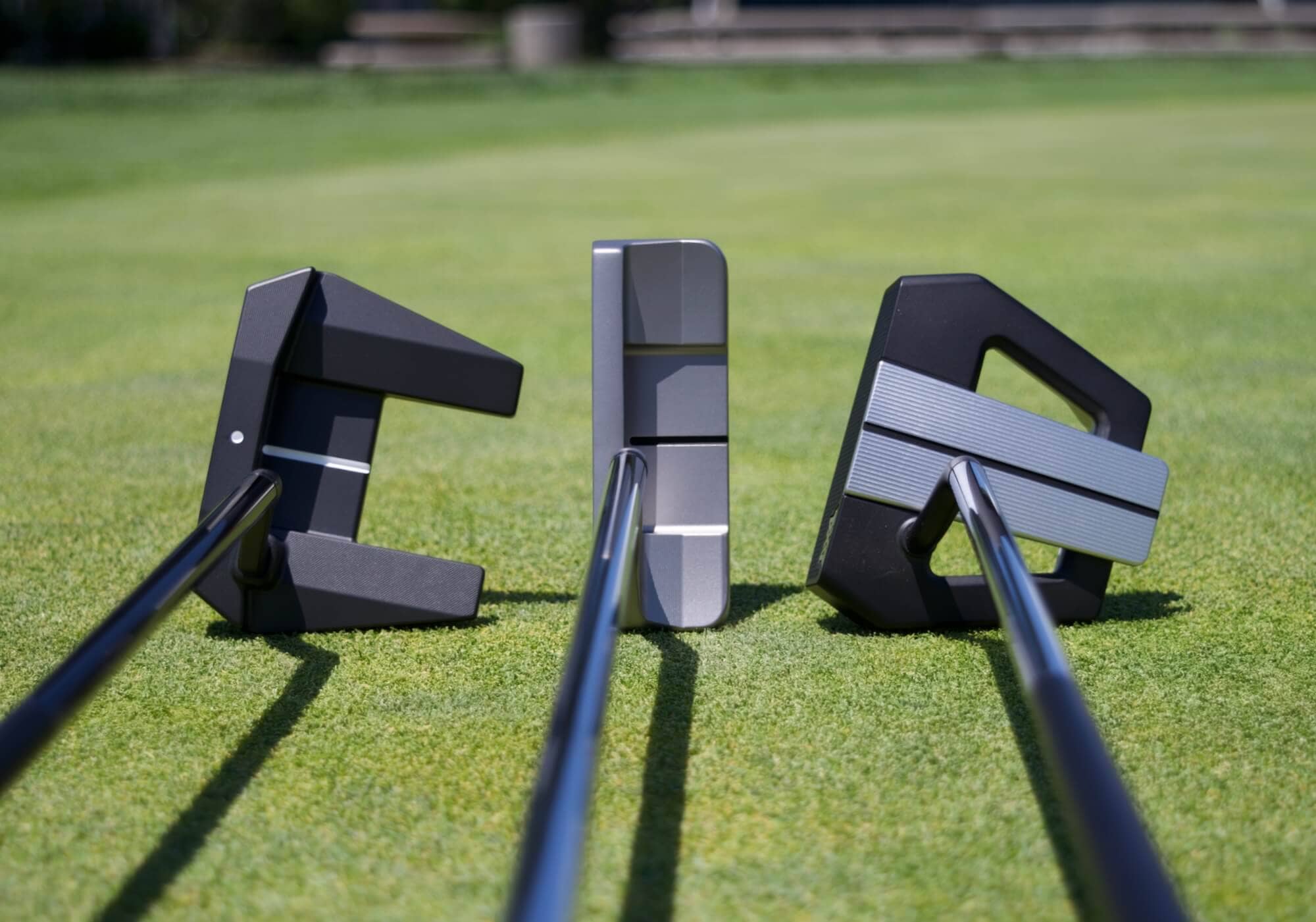 PXG「Hellcat ZT」パターを斜めから撮影。立体的なヘッド形状と高級感のあるブラック仕上げが際立つ一枚。