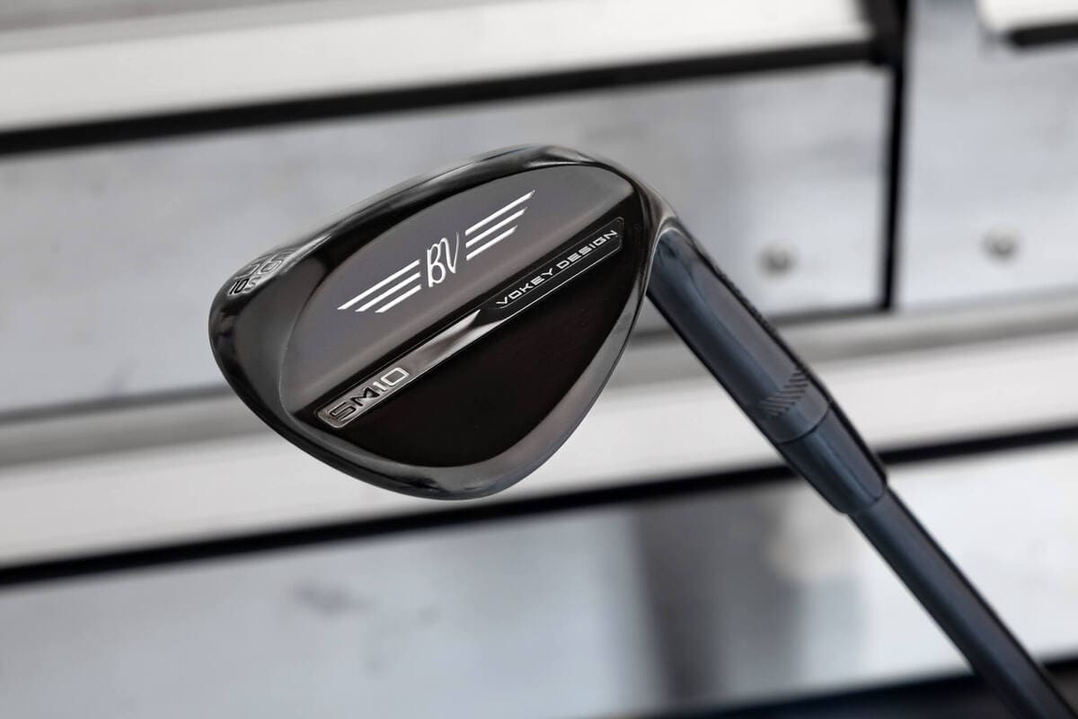 タイトリスト Vokey SM10 Black ウェッジの全体像。ダーク仕上げのボディと精密なロフト刻印が確認できる