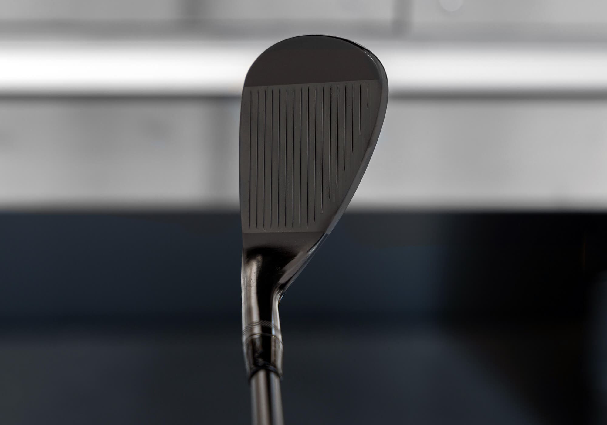 フェース面の溝加工が際立つ、Vokey SM10 Black ウェッジのクローズアップショット