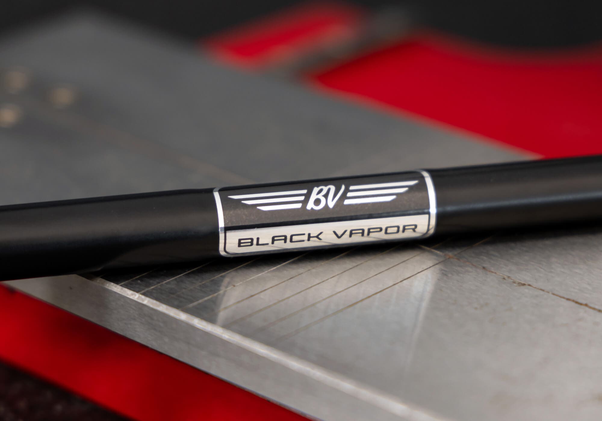 Vokey Black Vapor ウェッジのシャフト部に刻まれたロゴ「BV」と「BLACK VAPOR」の精巧なディテール