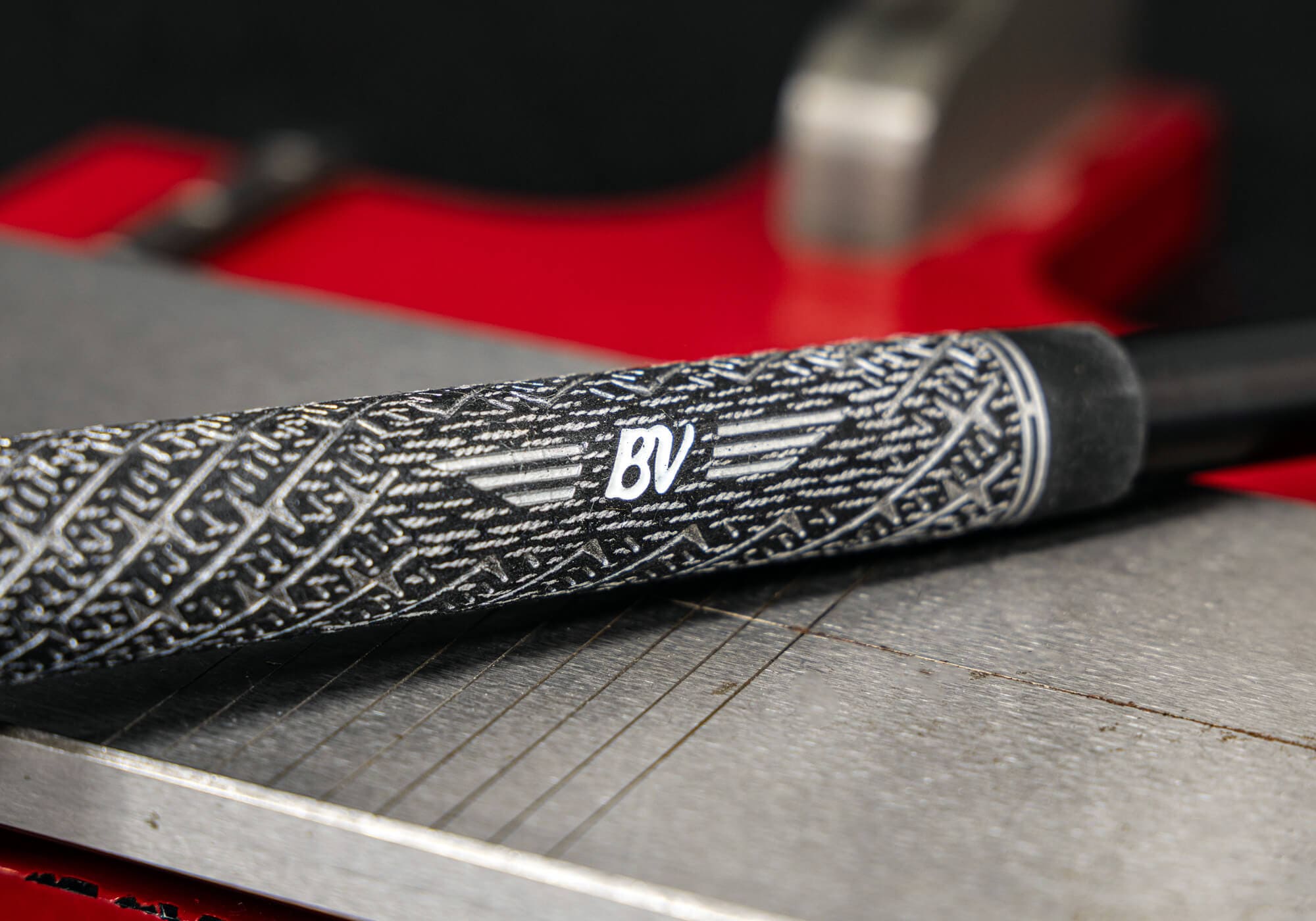 独自パターンが施されたVokey Black Vapor ウェッジのグリップ部分。中央にはBVロゴが配置されている
