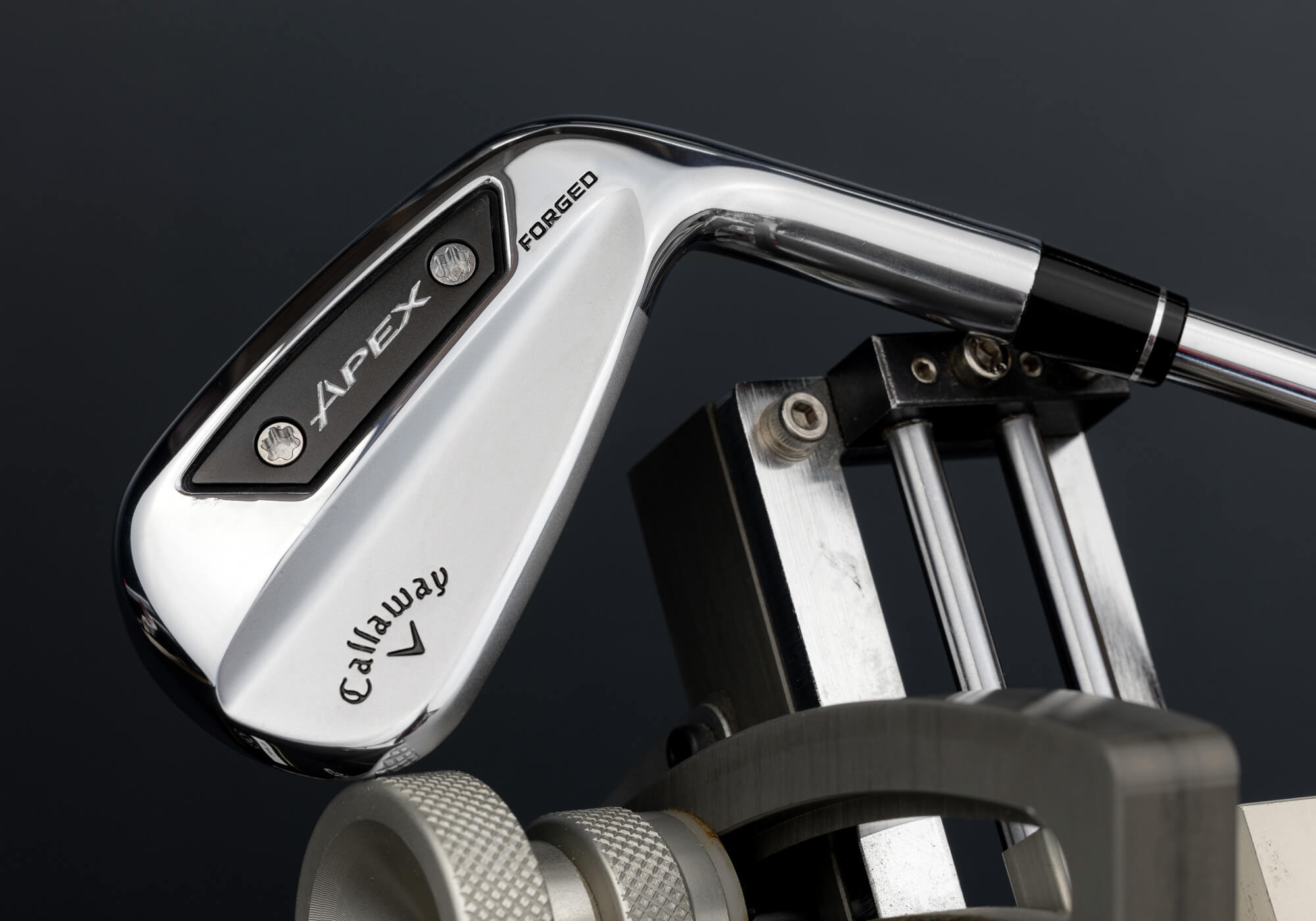 キャロウェイ「APEX Ai 150」アイアンのヒール側から見た構造。フォージドの刻印とネジ付きバックプレートが見える。