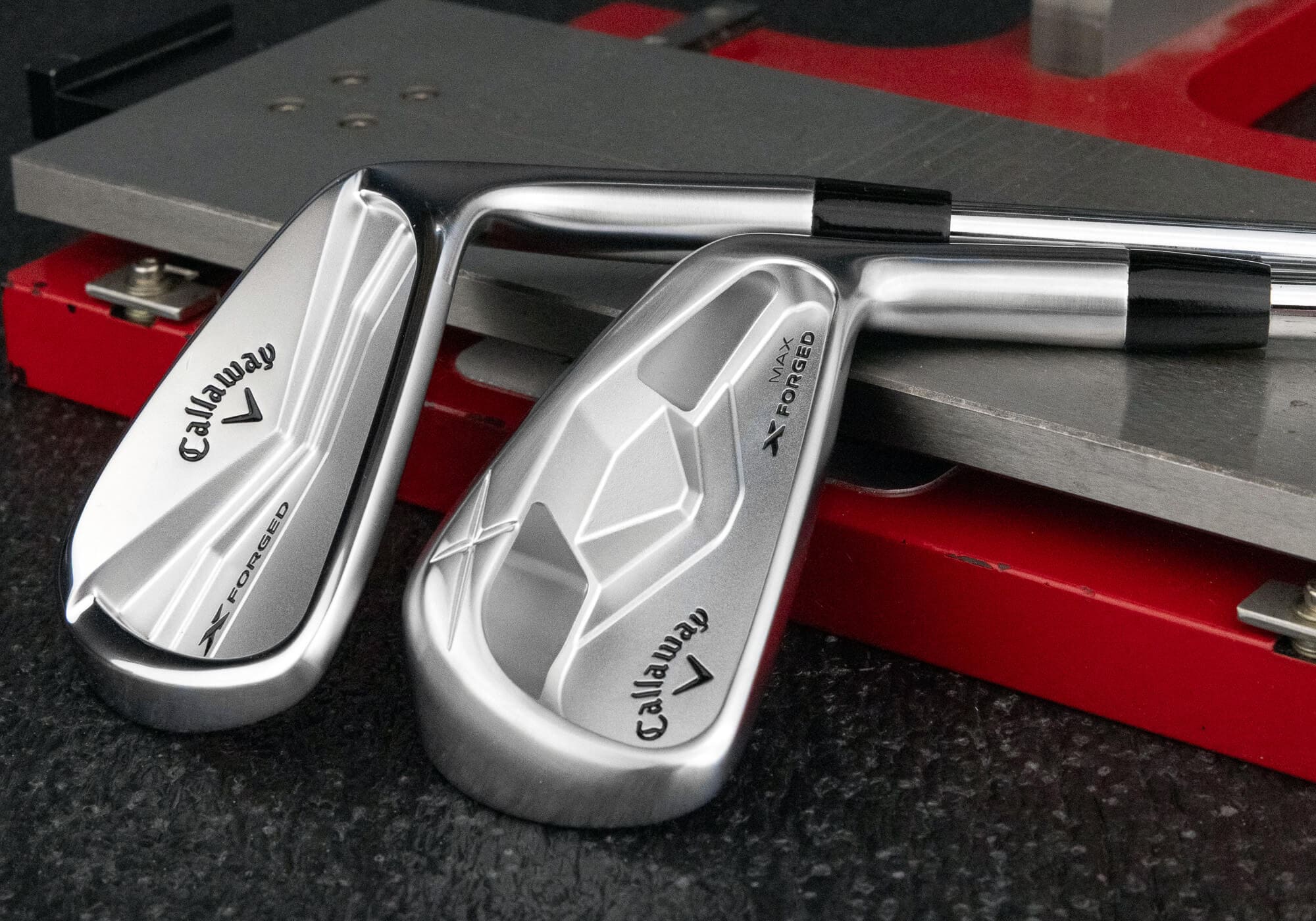 キャロウェイ「X FORGED」アイアンと「X FORGED MAX」アイアンのヘッドを横から撮影。厚みとボリューム感の違いがわかる。