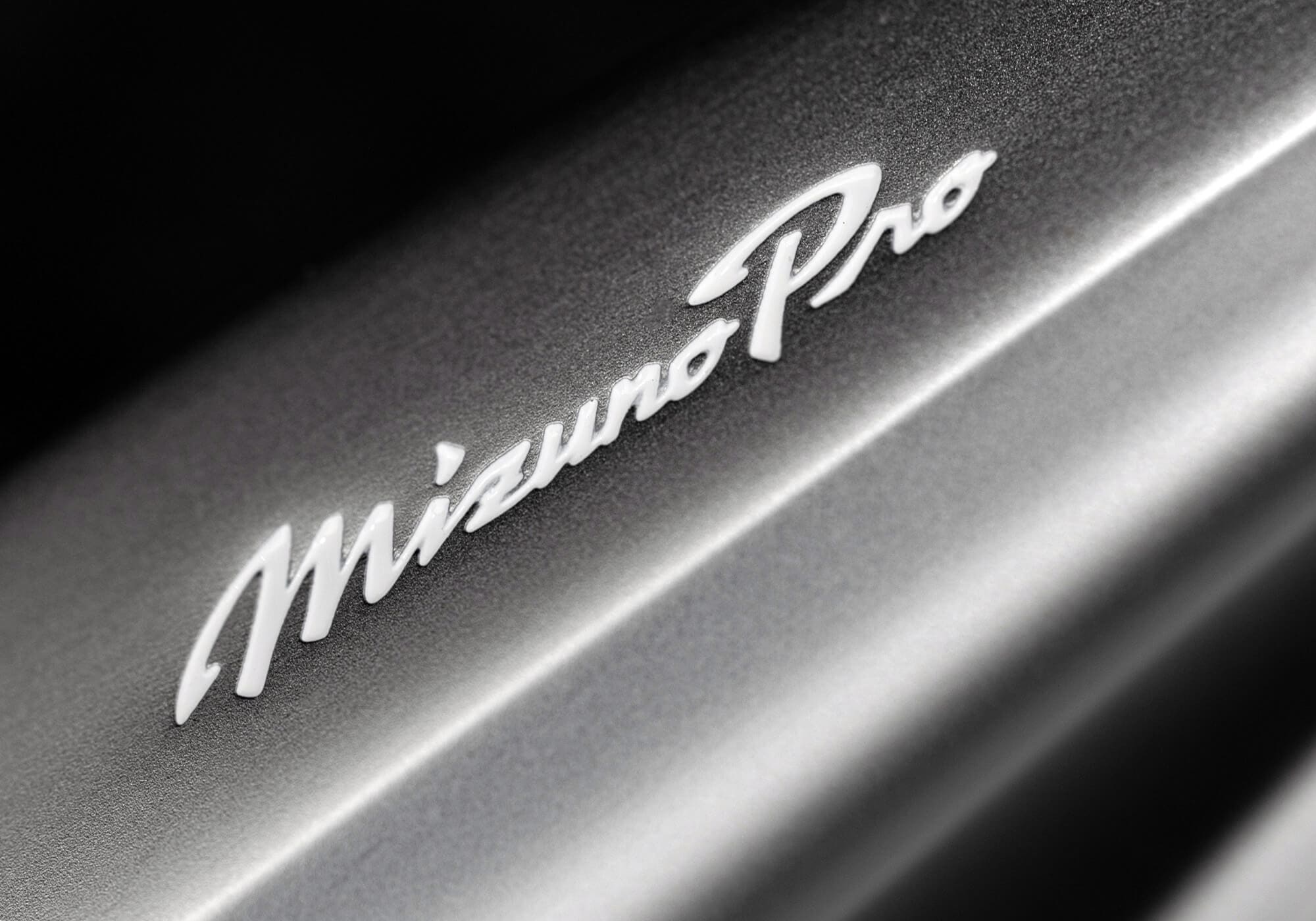 ミズノ「Mizuno Pro S-1」アイアンのバックフェースに刻まれた「Mizuno Pro」ロゴをクローズアップ。高級感のある刻印仕上げがブランドの象徴を強調している。