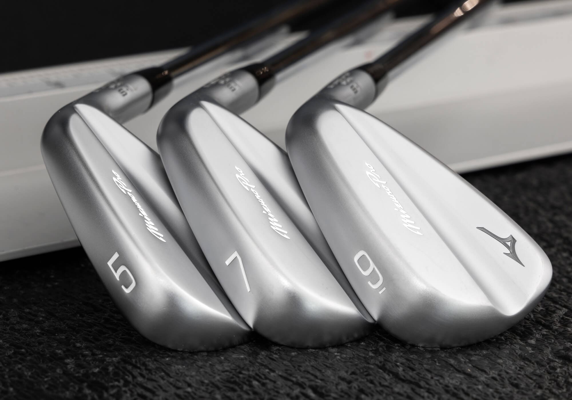 ミズノ「Mizuno Pro S-1」アイアンを5番・7番・9番で並べたバックフェースショット。統一感のあるシンプルデザインと精緻な仕上げが際立つ。