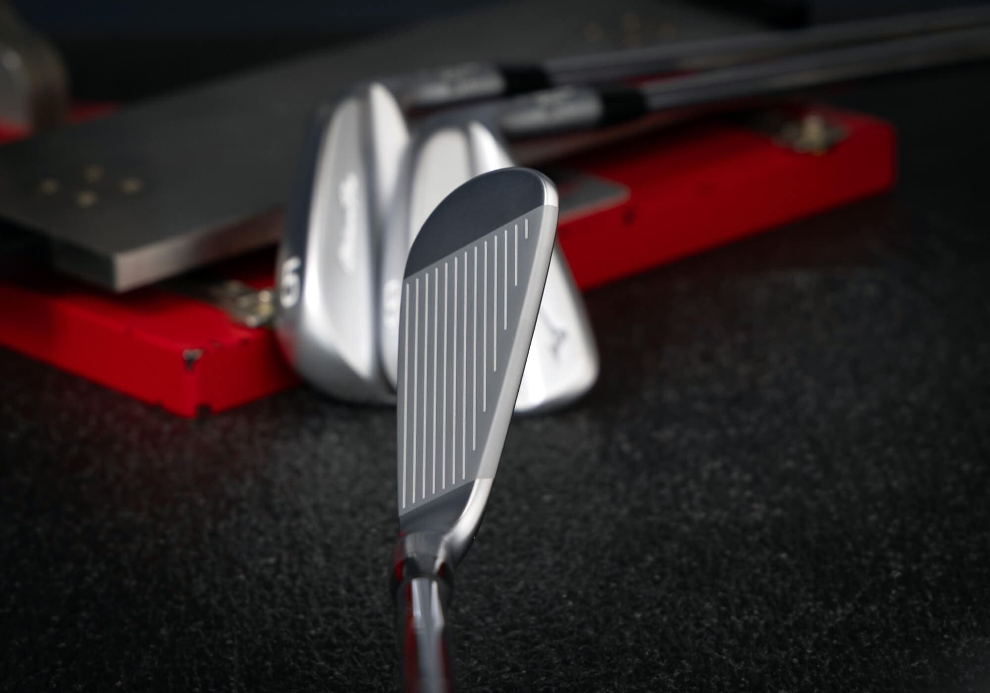 ミズノ「Mizuno Pro S-1」アイアンのフェース面をクローズアップ。スコアラインが明瞭で、操作性とスピン性能を感じさせる仕上がり。