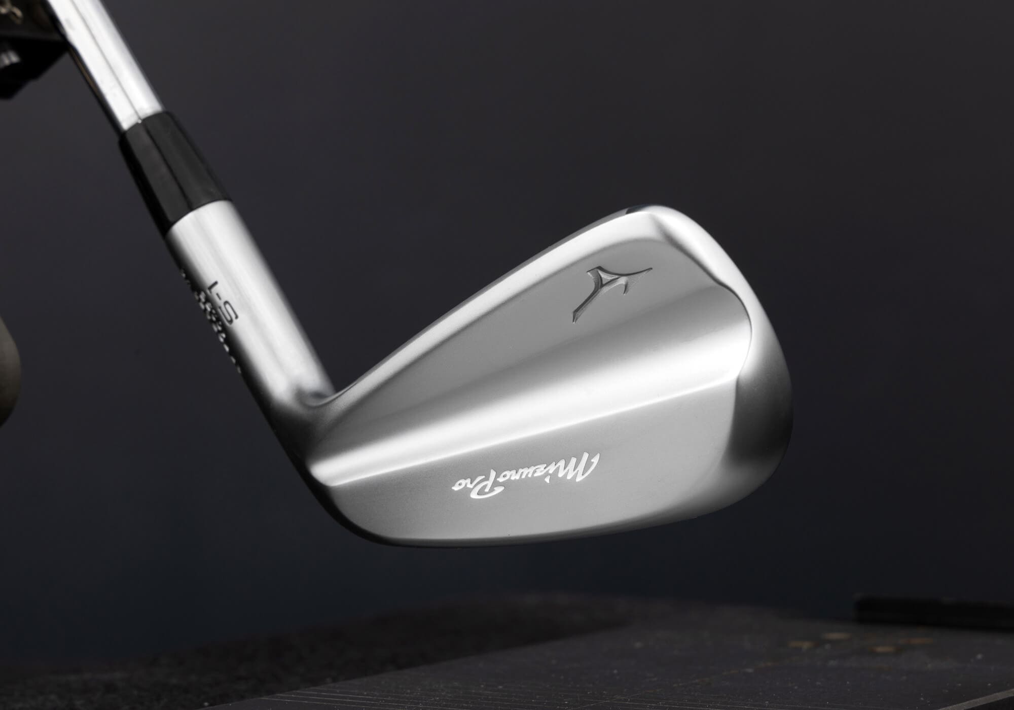ミズノ「Mizuno Pro S-1」アイアンをサイドから撮影。シャープでコンパクトなバックフェース形状が競技志向ゴルファー向けであることを強調している。