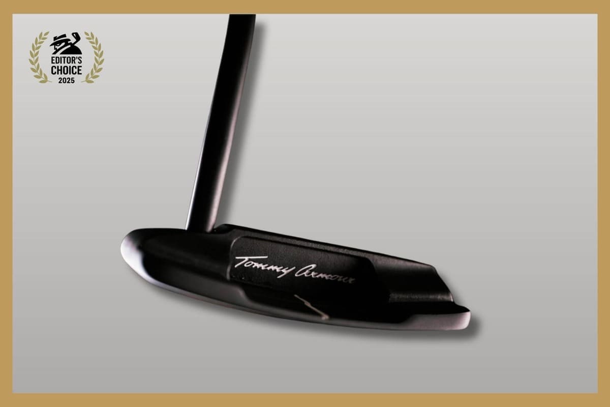 トミーアーマーのブラック仕上げパター、ソールにブランドロゴが刻まれた画像