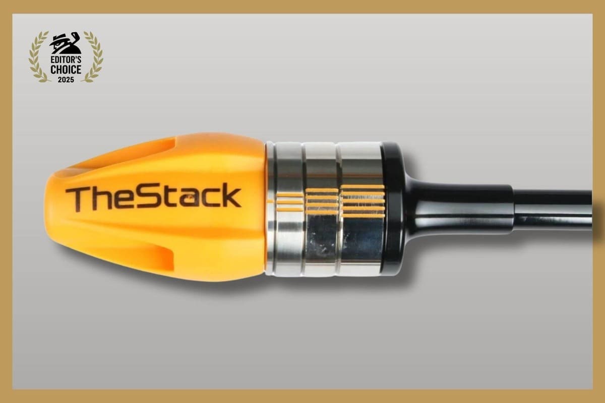 ゴルフトレーニング用の器具「TheStack」。黄色の先端部分にブランド名が印字されている。