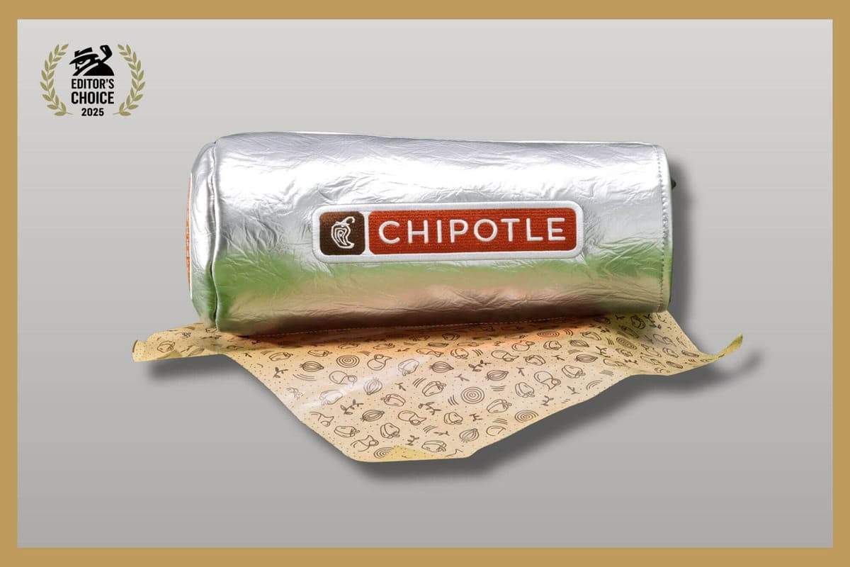 メキシカンフードチェーン「チポトレ」のロゴ入りバッグ。アルミホイル風デザインでブリトーを模している。