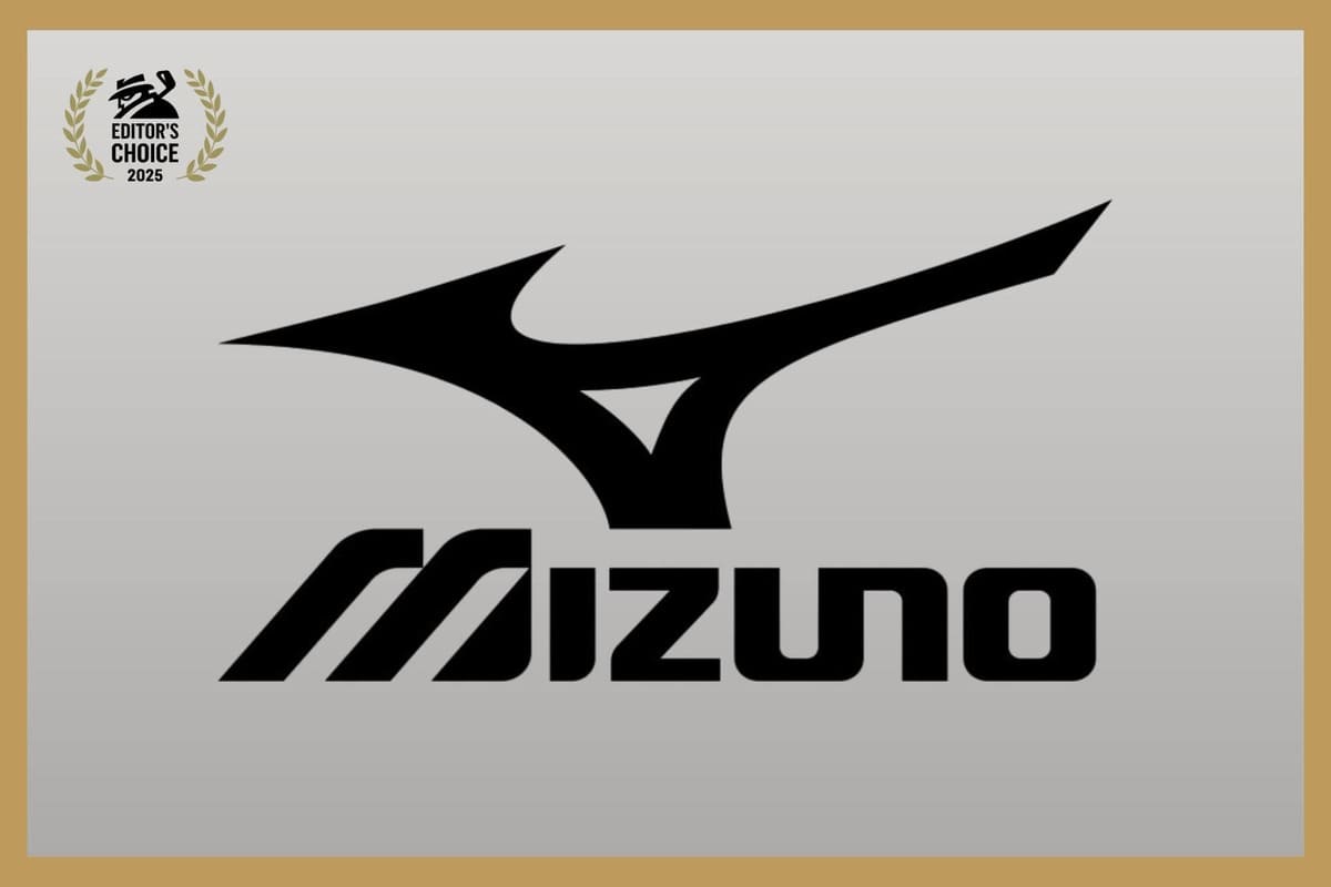 日本のスポーツ用品ブランド「ミズノ」のロゴ。特徴的な流線型シンボルマークとブランド名が描かれている。