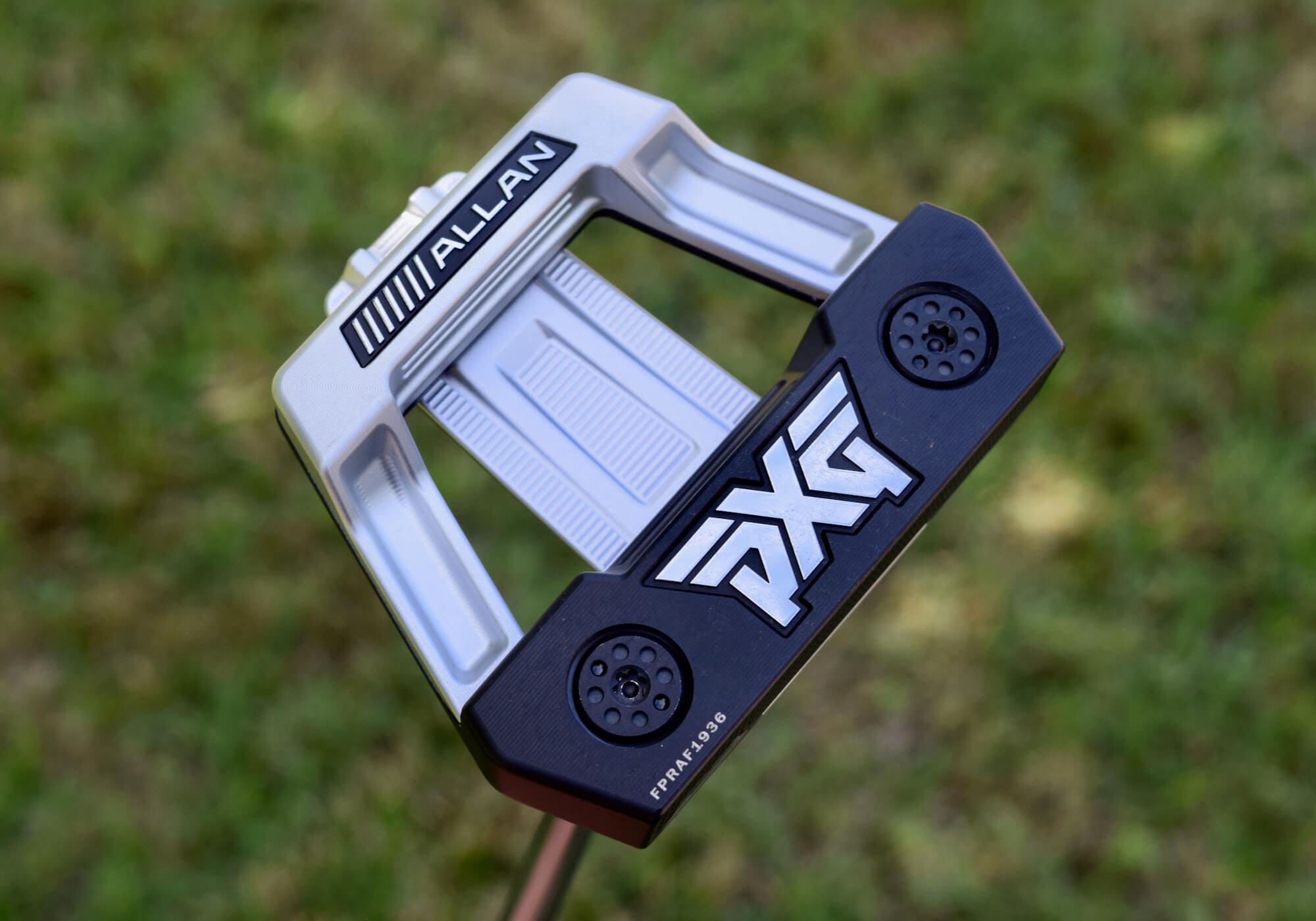 PXG「Allan」パターのソールデザイン。大きなPXGロゴと精密ミルド加工が際立つ高性能マレット型モデル。