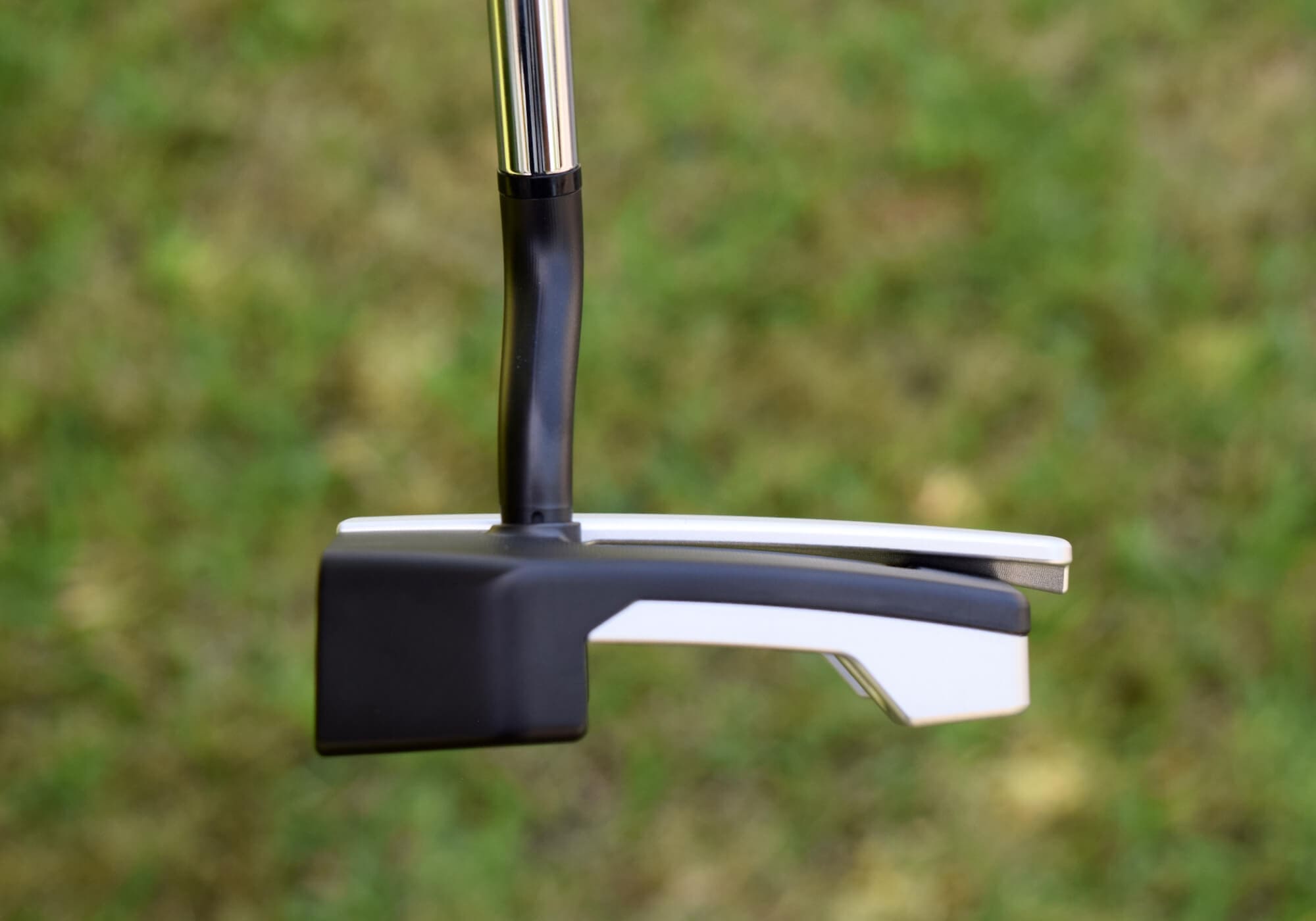 PXG「Allan」パターを横から見たサイドビュー。ネック形状とマレット型ヘッドの厚みが際立ち、安定感のあるシルエットを確認できる。