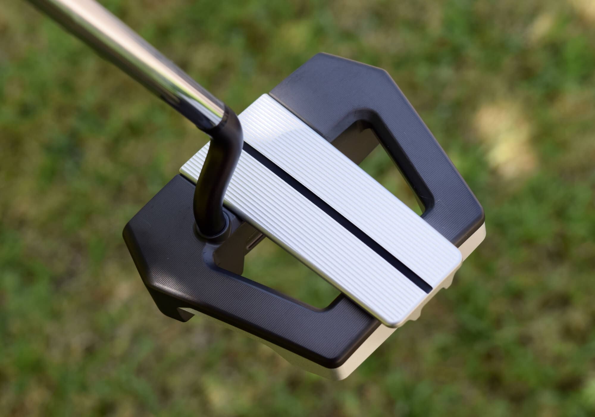 PXG「Allan」パターのトップアングル。白いアライメントラインと独自フレーム構造が特徴で、ターゲットに合わせやすい設計。