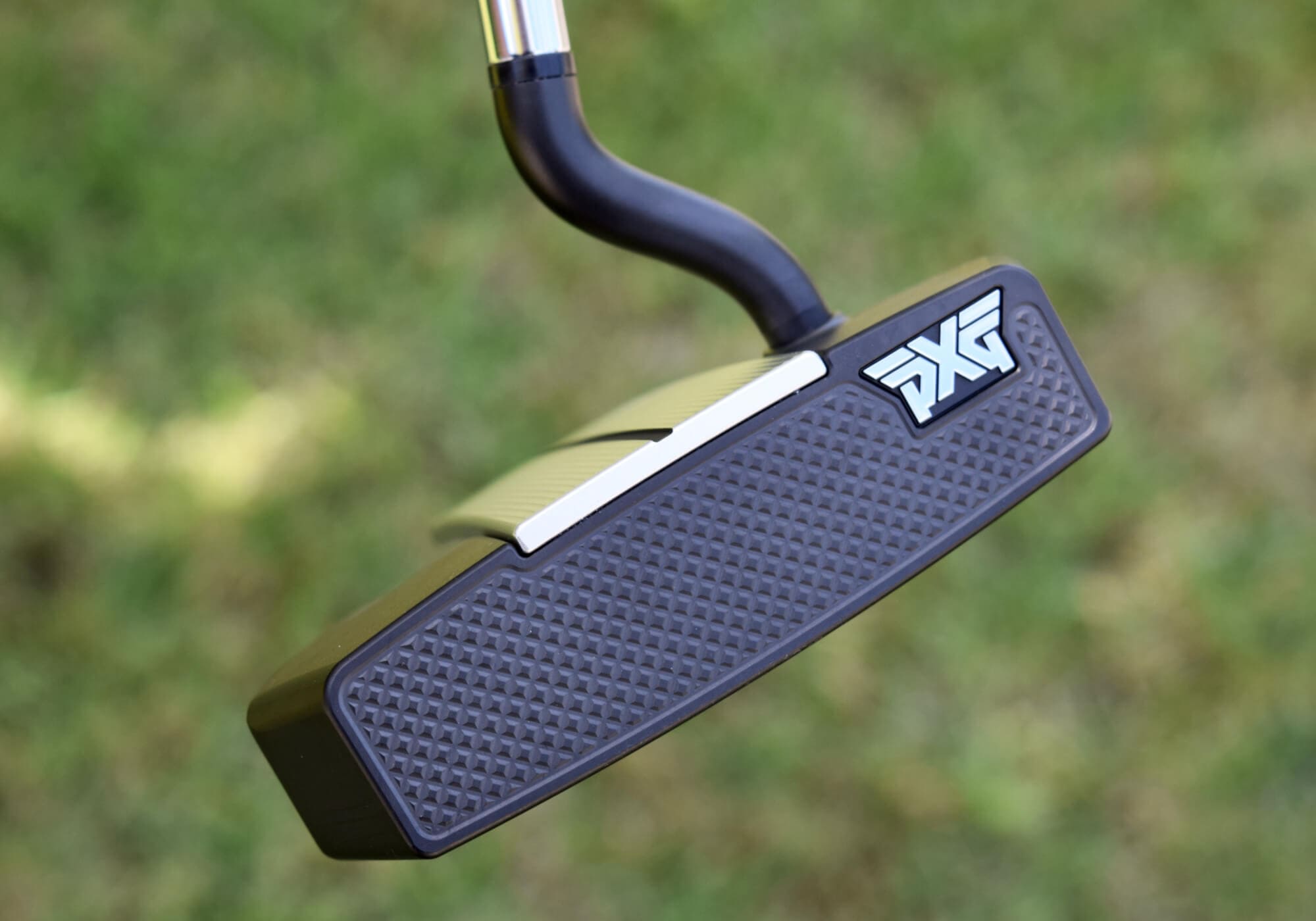 PXG「Allan」パターのフェースとトップビュー。精密ミルド加工フェースと中央アライメントラインが、構えやすさと安定した転がりを実現。