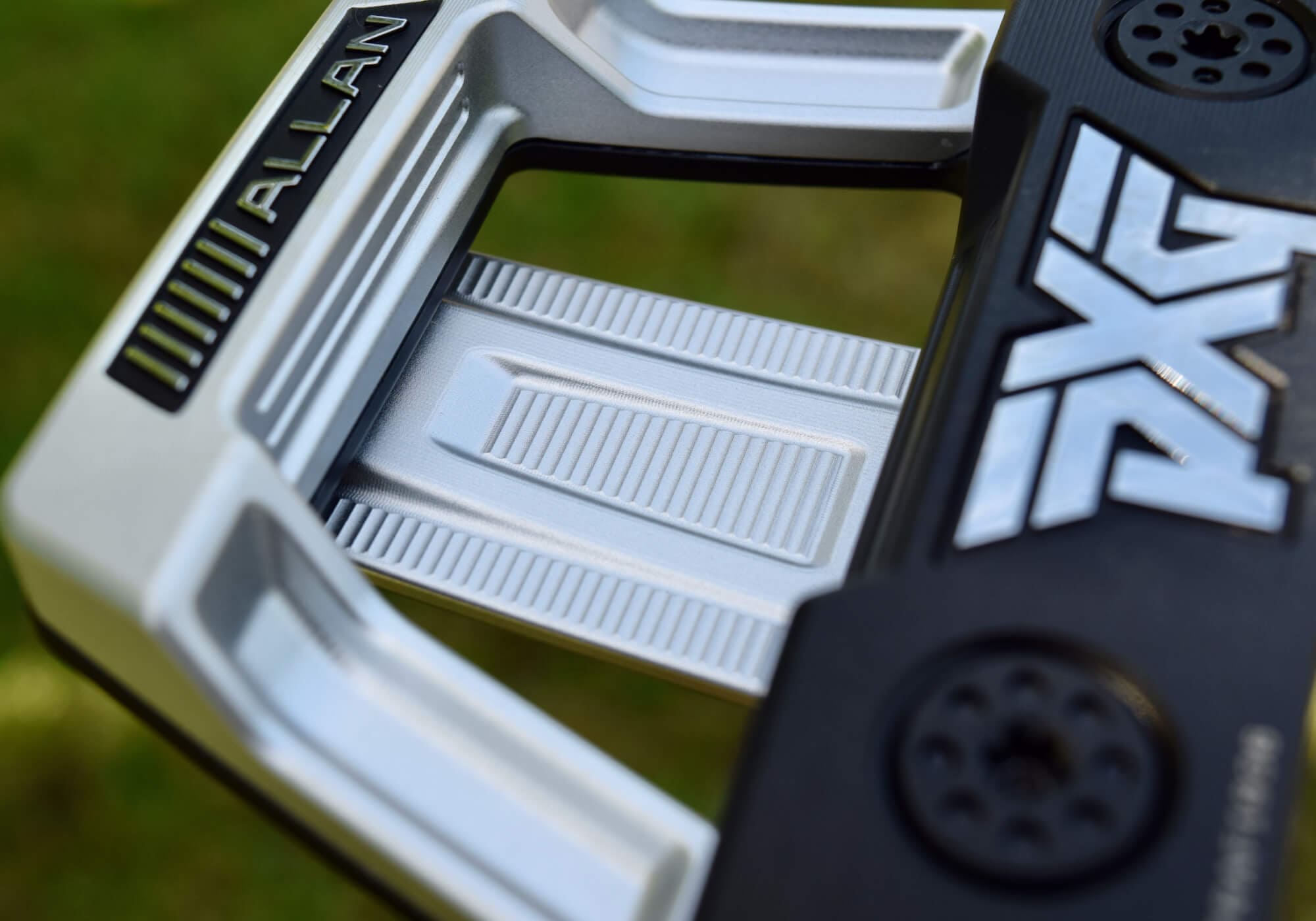 PXG「Allan」パターのソールクローズアップ。削り出し加工の細部とPXGロゴが際立ち、安定感と高い完成度を示すデザイン。