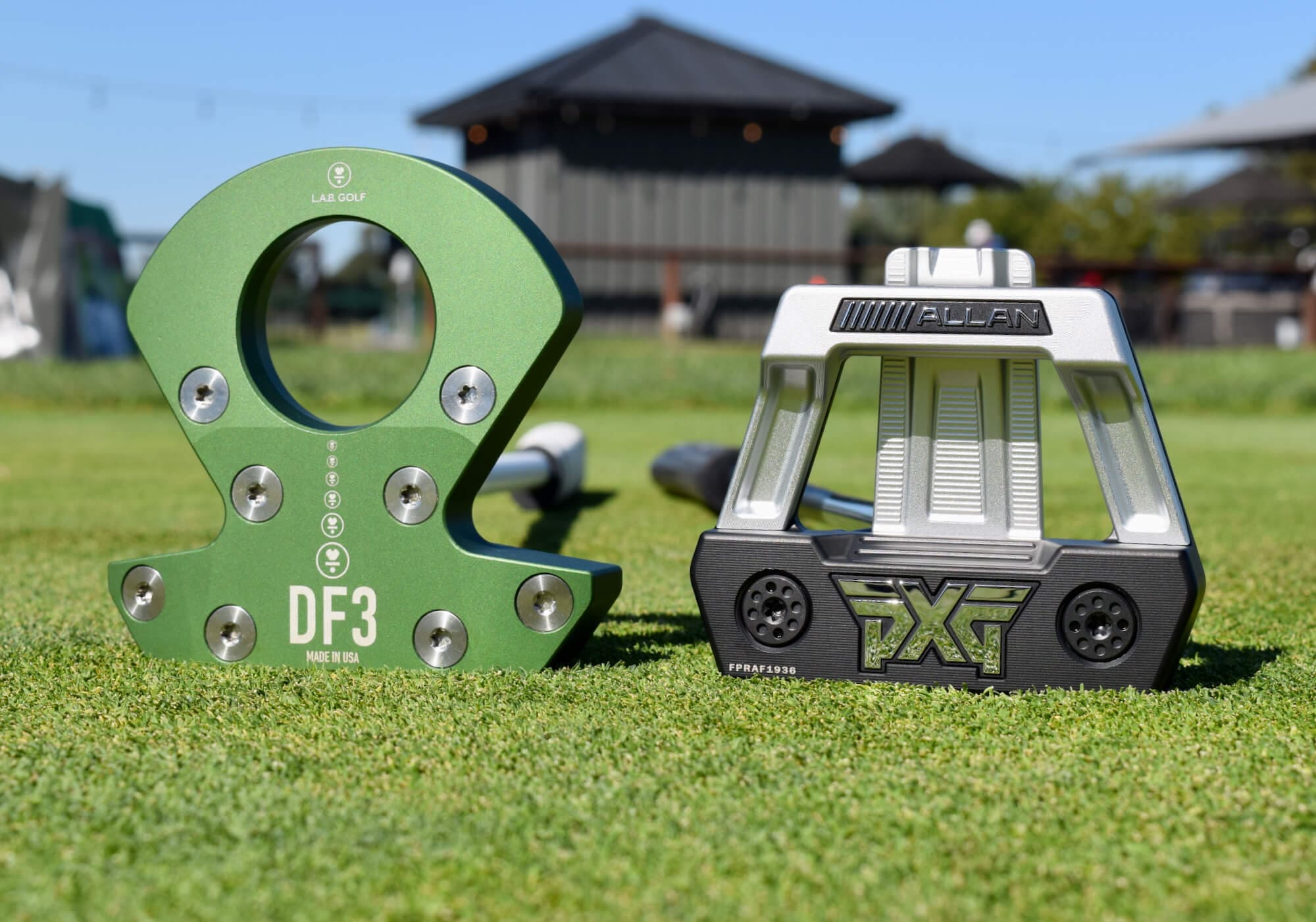 グリーン上に並ぶPXG「Allan」パターとL.A.B. Golf DF3パター。最新ゼロトルク設計とマレット型デザインを比較できるショット。