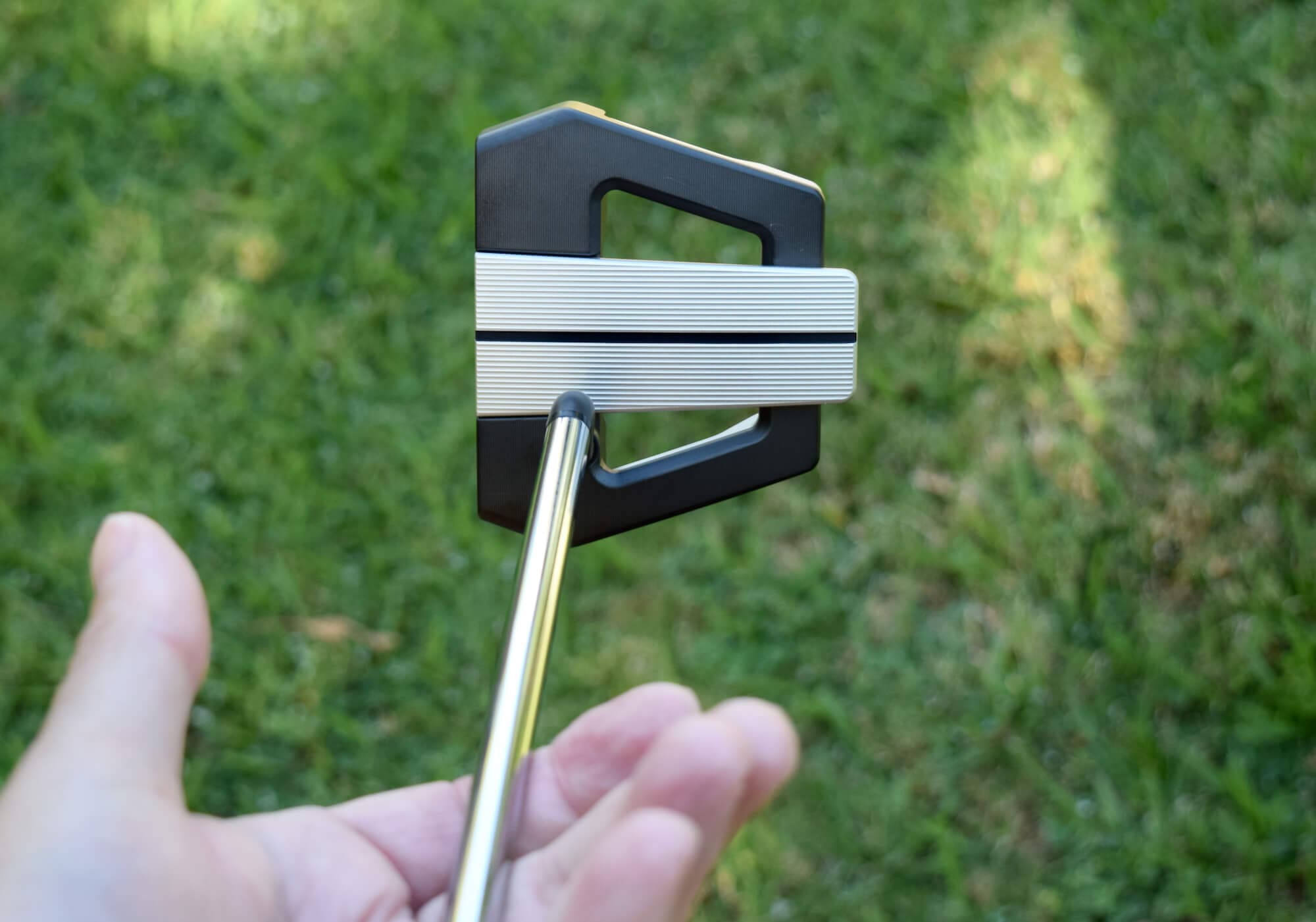 PXG「Allan」パターを上から見た構え。白いアライメントラインが強調され、ターゲットに正確に合わせやすいデザイン。