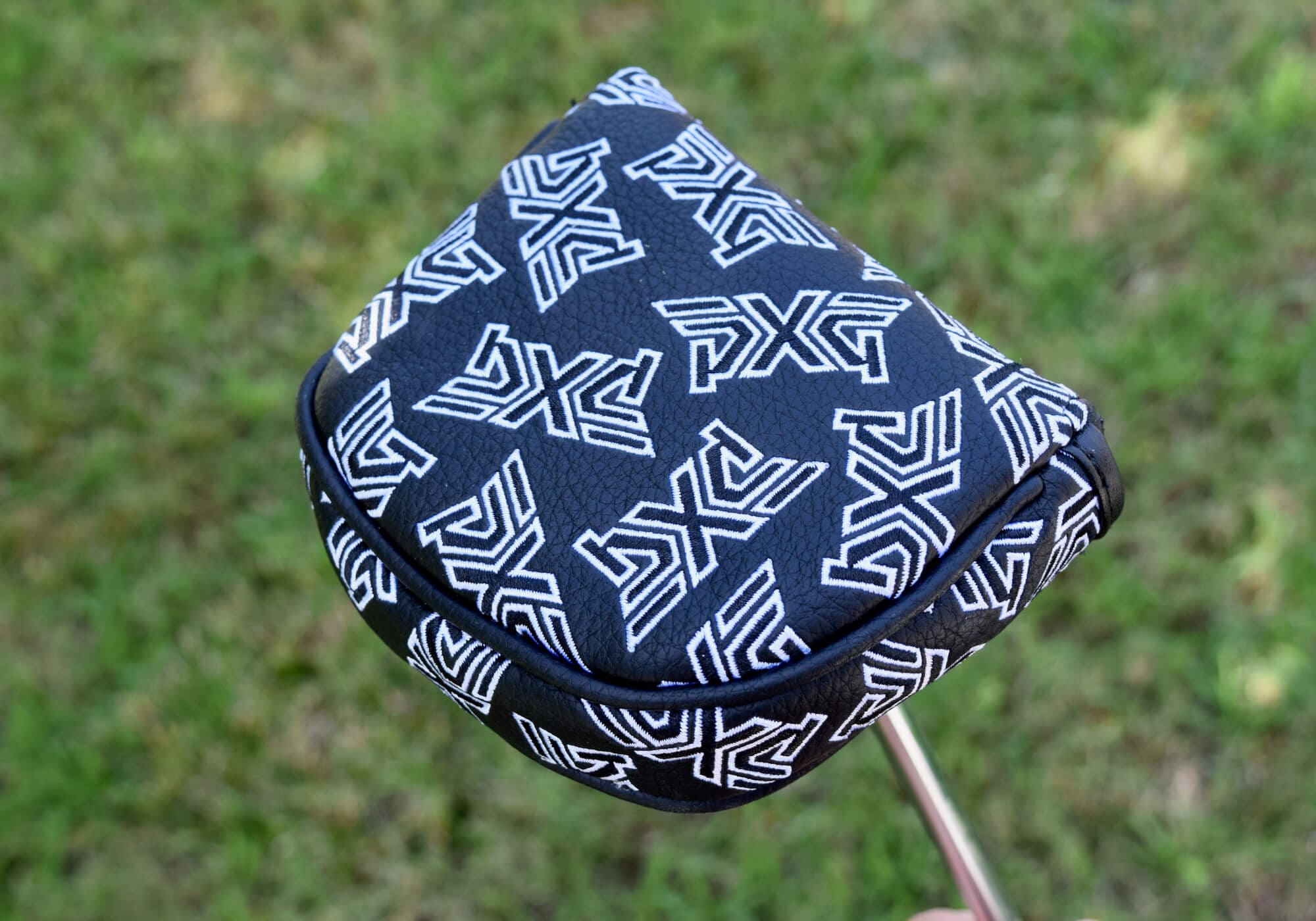 PXG「Allan」パター用ブラックヘッドカバー。全面にPXGロゴがデザインされ、高級感と存在感を放つアクセサリー。
