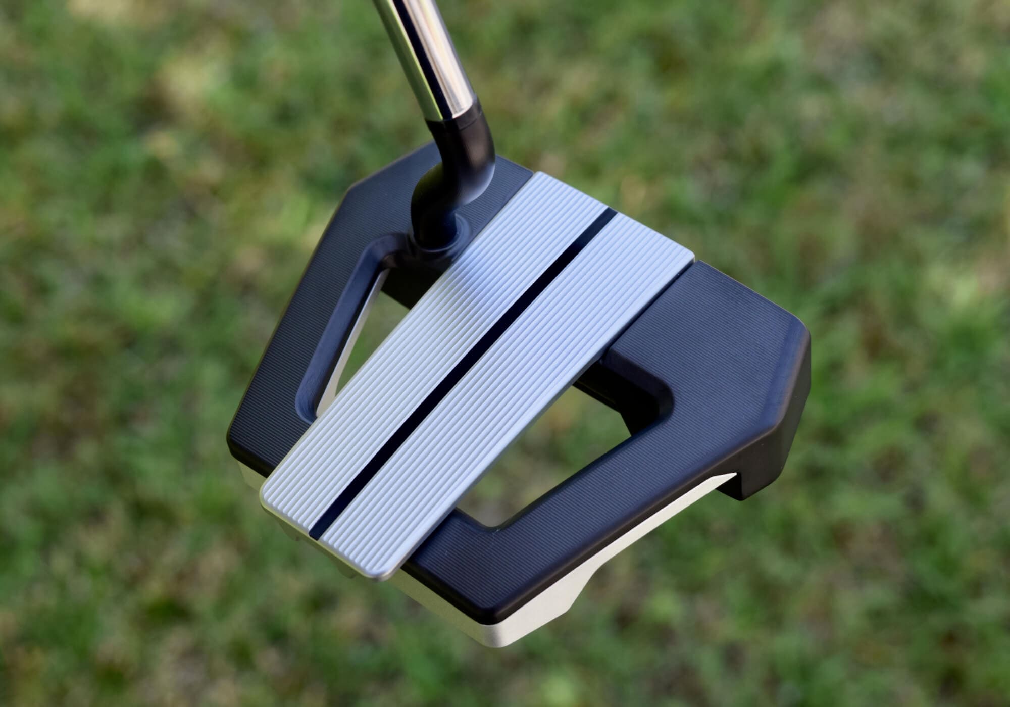 PXG「Allan」パターのトップビュー。精密ミルド加工フェースと中央アライメントラインが際立つマレット型デザイン。