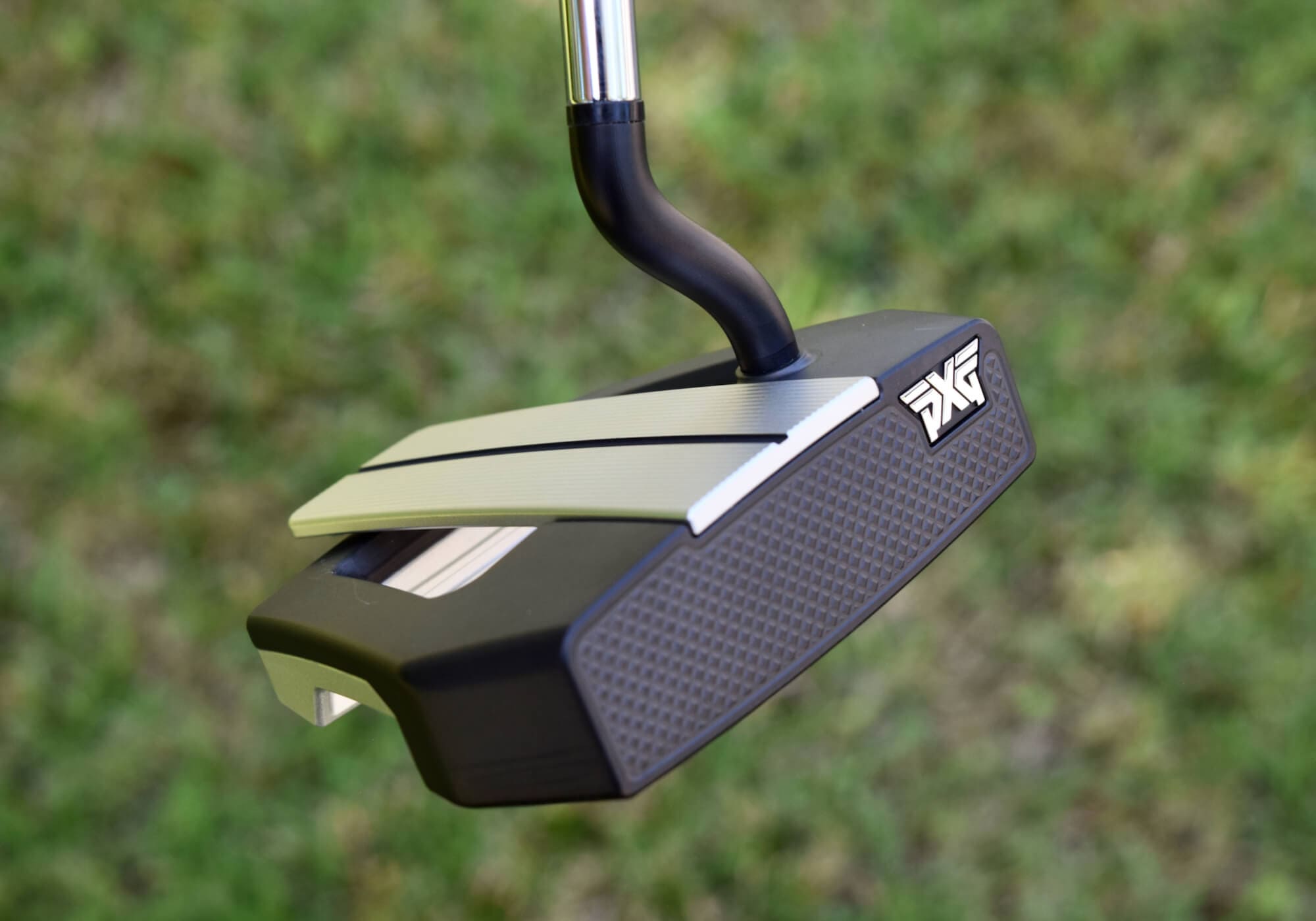 PXG「Allan」パターのフェースクローズアップ。精密ミルド加工フェースとPXGロゴが映えるデザインで、打感と転がり性能を強調。