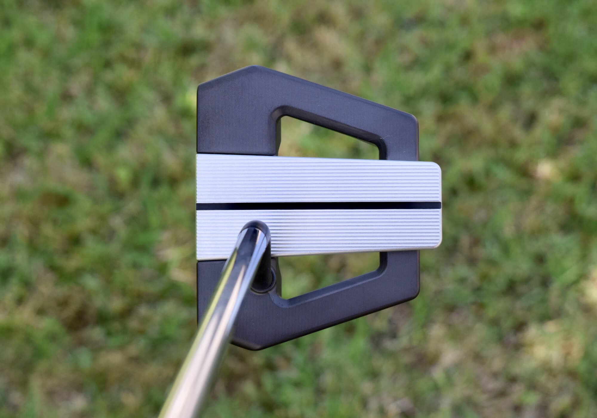PXG「Allan」パターを真上から見たアドレスビュー。太い中央ラインとブラック×シルバーのコントラストが構えやすさを強調するデザイン。