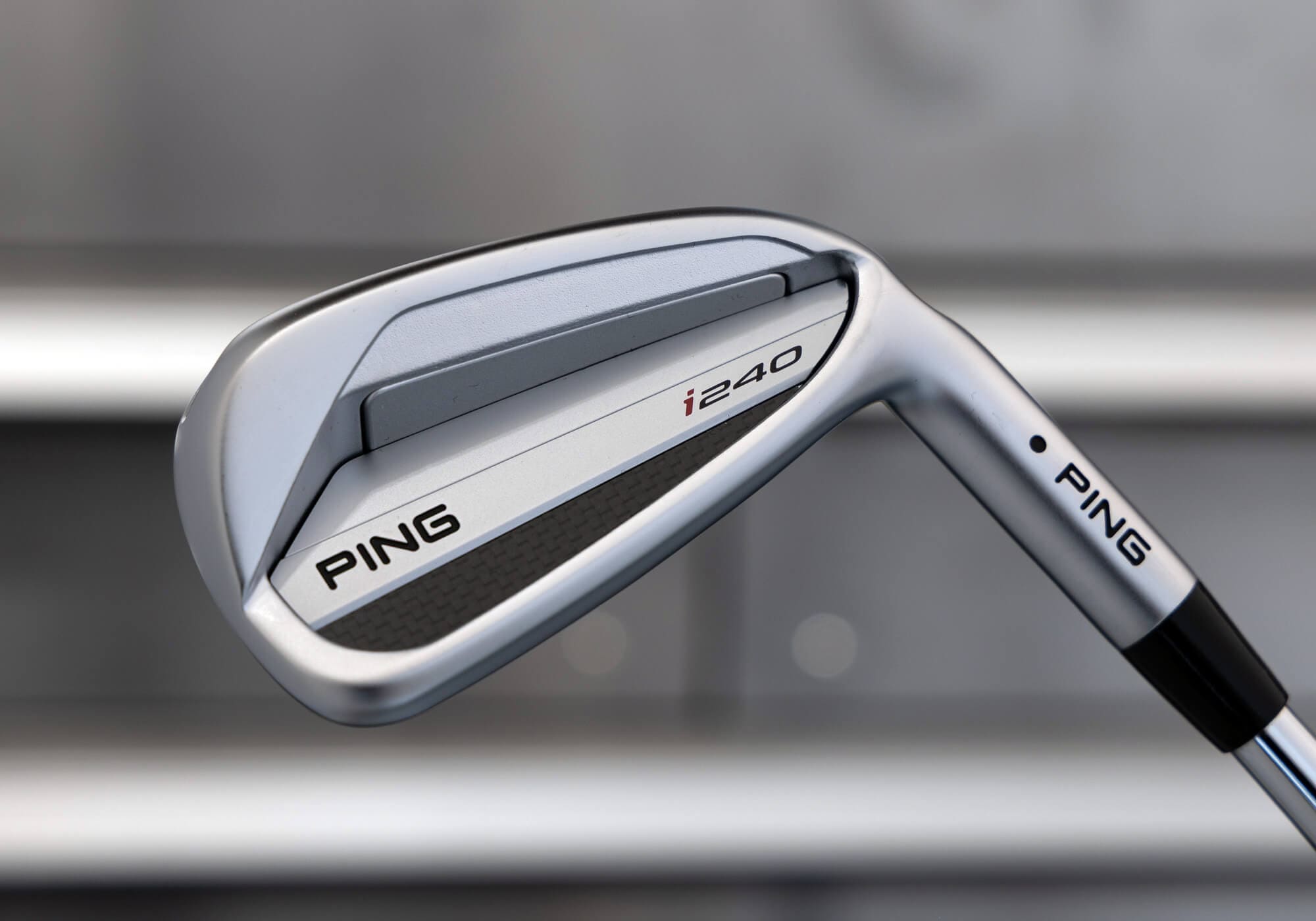 PING i240 アイアンのクラブヘッド。シルバー仕上げとブラックアクセントが特徴のモデル。