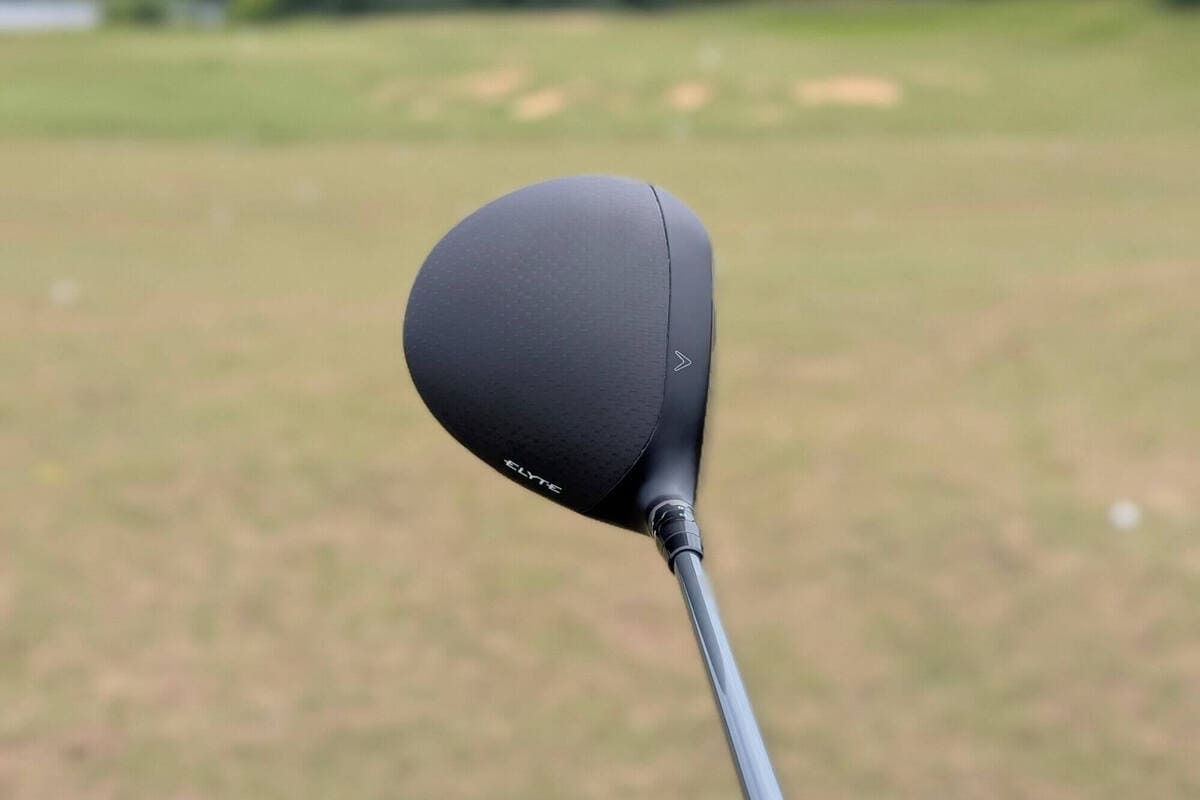 キャロウェイ「ELYTE MINI」ドライバーを構えた際のアドレスビュー。マットブラック仕上げのクラウンとコンパクトなヘッド形状が印象的。