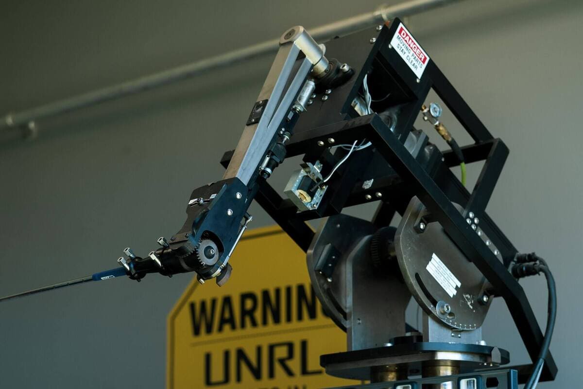 ゴルフボールテストで使用されるロボット試打装置の打撃機構。シャフトを固定し自動で打球を再現する機械のクローズアップ