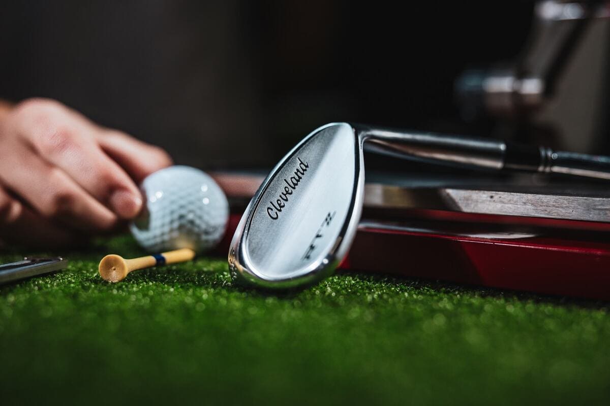 Cleveland「RTZ」ウェッジのソールアップ画像。フェースとボールの接触前シーン。