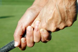 スイングを変えずに飛距離を抑える！ゴルフショット距離コントロールの実戦術