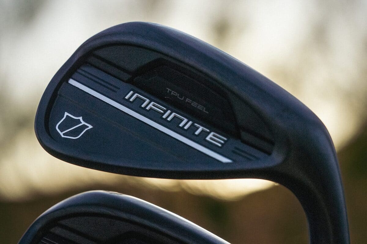 Wilson「Infinite」ウェッジのクローズアップ。ブラック仕上げのフェースデザイン。