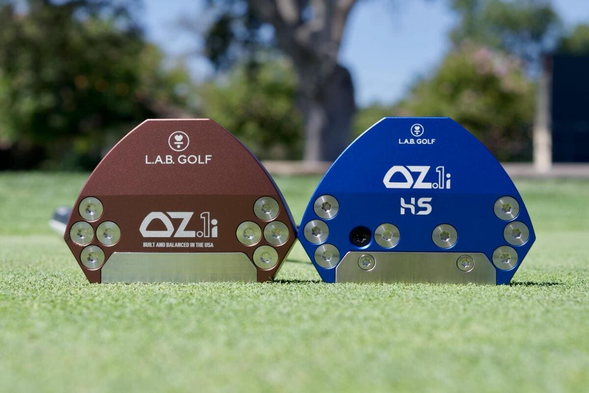 L.A.B. Golf「OZ.1i」と「OZ.1i HS」パターを並べた正面比較。安定感のある大型マレット形状と独自のウエイト配置が特徴。