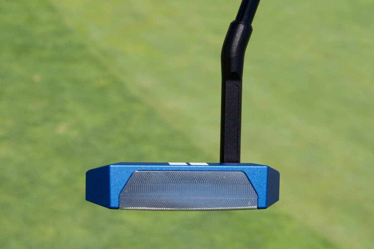 L.A.B. Golf「OZ.1i HS」パターのフェースを正面から撮影。ミルド加工されたフェース面が打感とボールの転がりを安定させる。