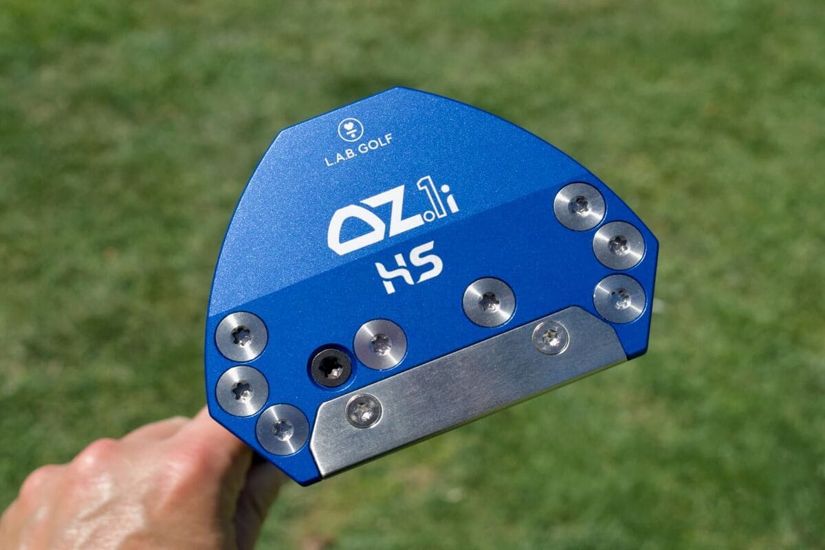 L.A.B. Golf「OZ.1i HS」パターのソール全体。複数のウエイト配置が安定性と慣性モーメントを高める。