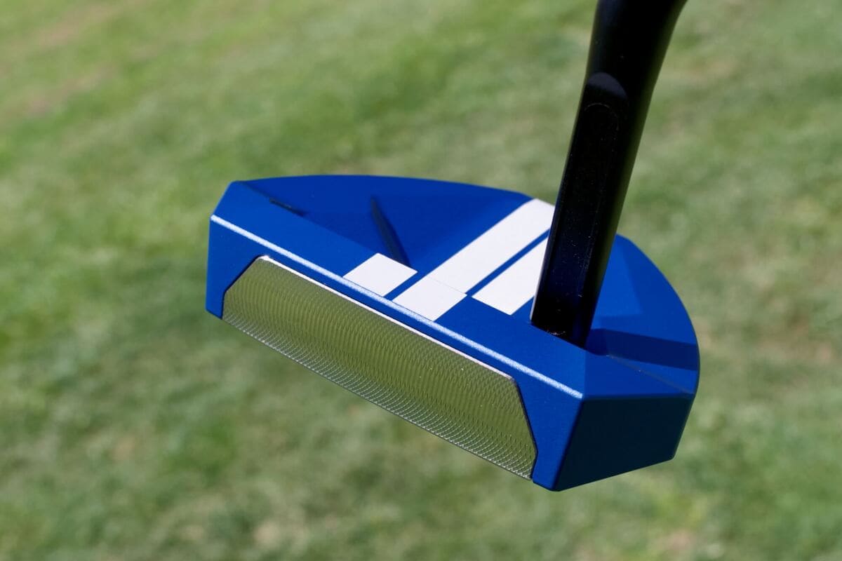 L.A.B. Golf「OZ.1i HS」を後方から撮影。大型マレット形状と白いアライメントラインがターゲット方向の視認性を強化。