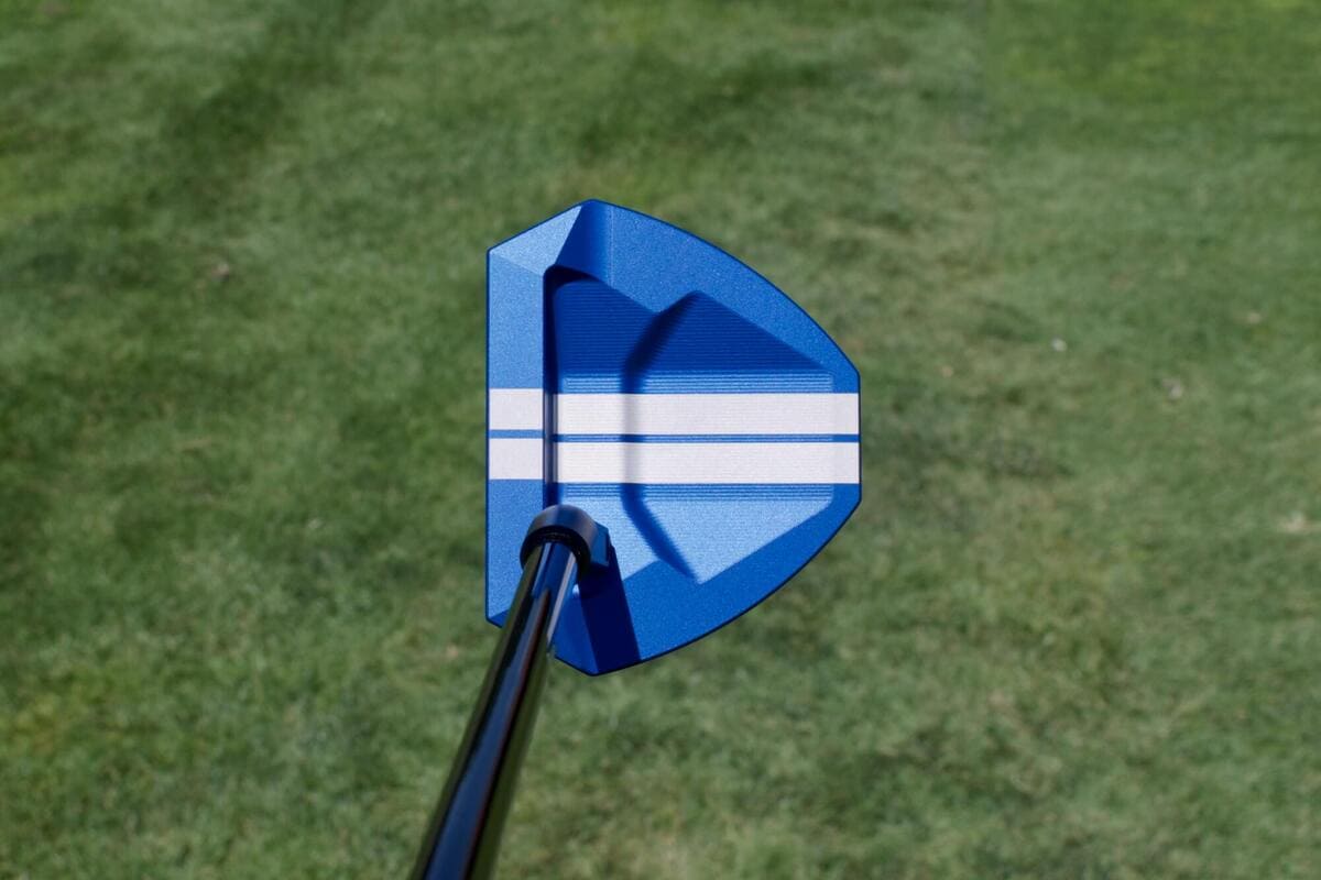 L.A.B. Golf「OZ.1i HS」パターを真上から撮影。太めのツインアライメントラインがターゲット方向への構えやすさを高める。