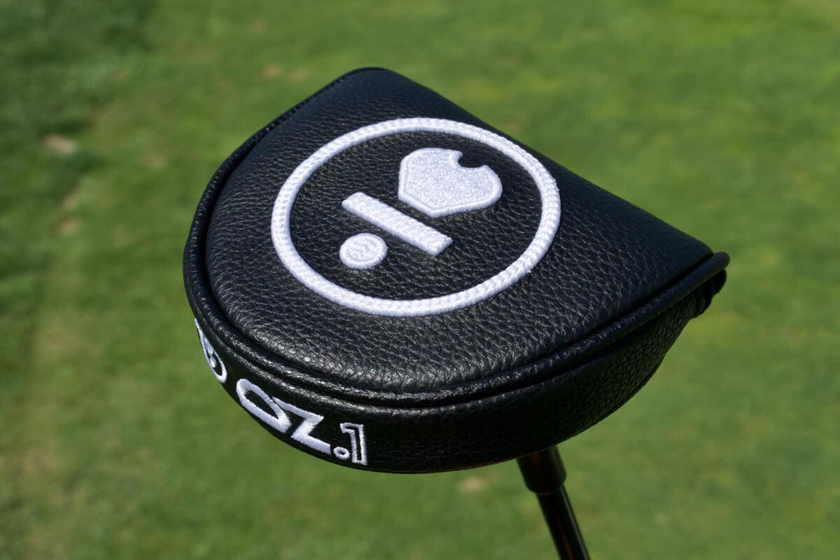 L.A.B. Golf「OZ.1i」パター専用のヘッドカバー。ブラックレザーにブランドロゴが大きく刺繍されたデザイン。