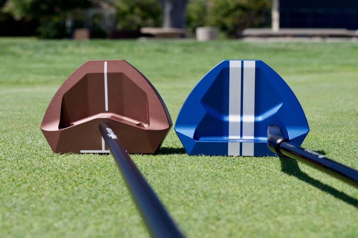 L.A.B. Golf「OZ.1i」（ブラウン）と「OZ.1i HS」（ブルー）のアドレスビュー比較。アライメントラインの違いが視認性に影響。