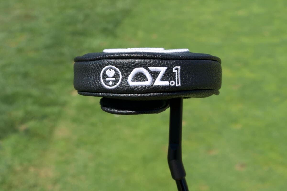 L.A.B. Golf「OZ.1i」パター用ヘッドカバー側面。OZ.1の刺繍が施されたスタイリッシュな仕上がり。