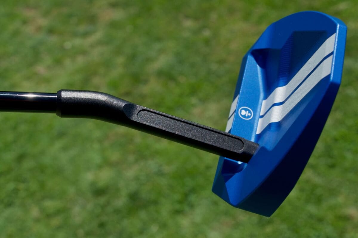 L.A.B. Golf「OZ.1i HS」パターのシャフト接合部アップ。堅牢なネックデザインが安定したパッティングを支える。