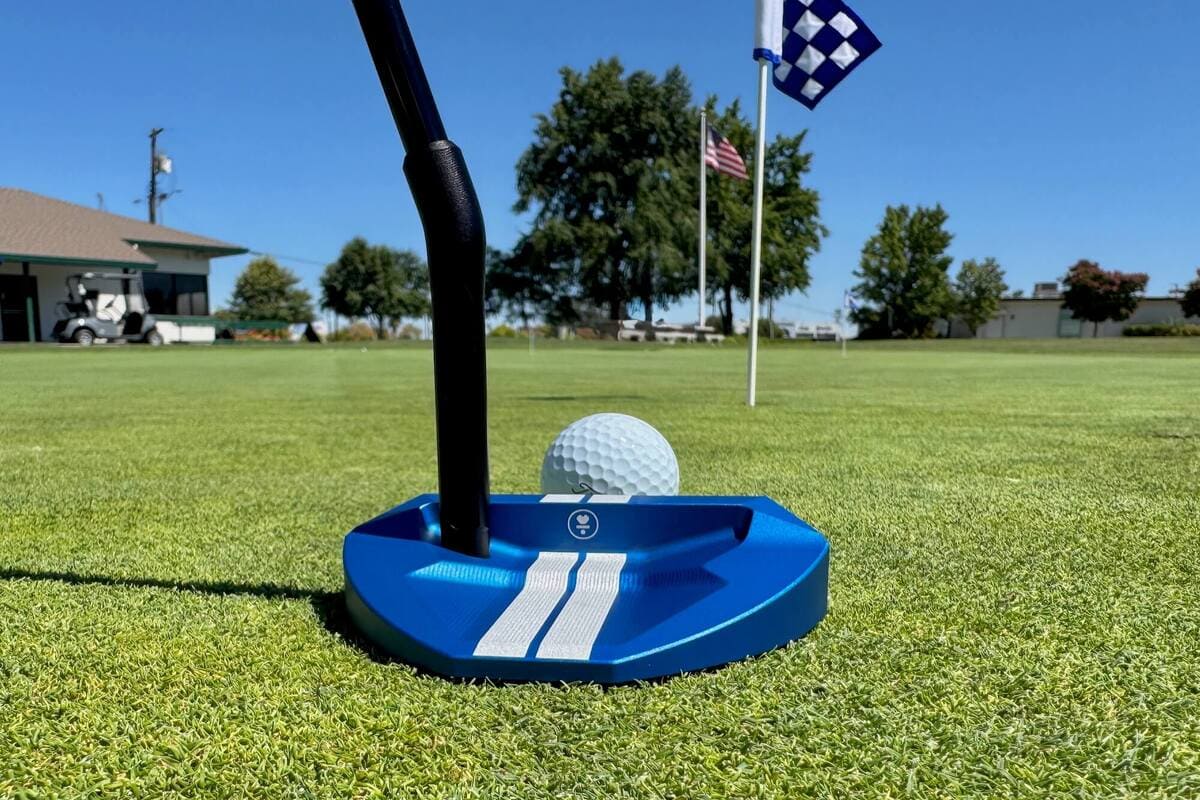 L.A.B. Golf「OZ.1i HS」パターとゴルフボールを正面から撮影。カップを狙うセットアップの安定感が際立つ。